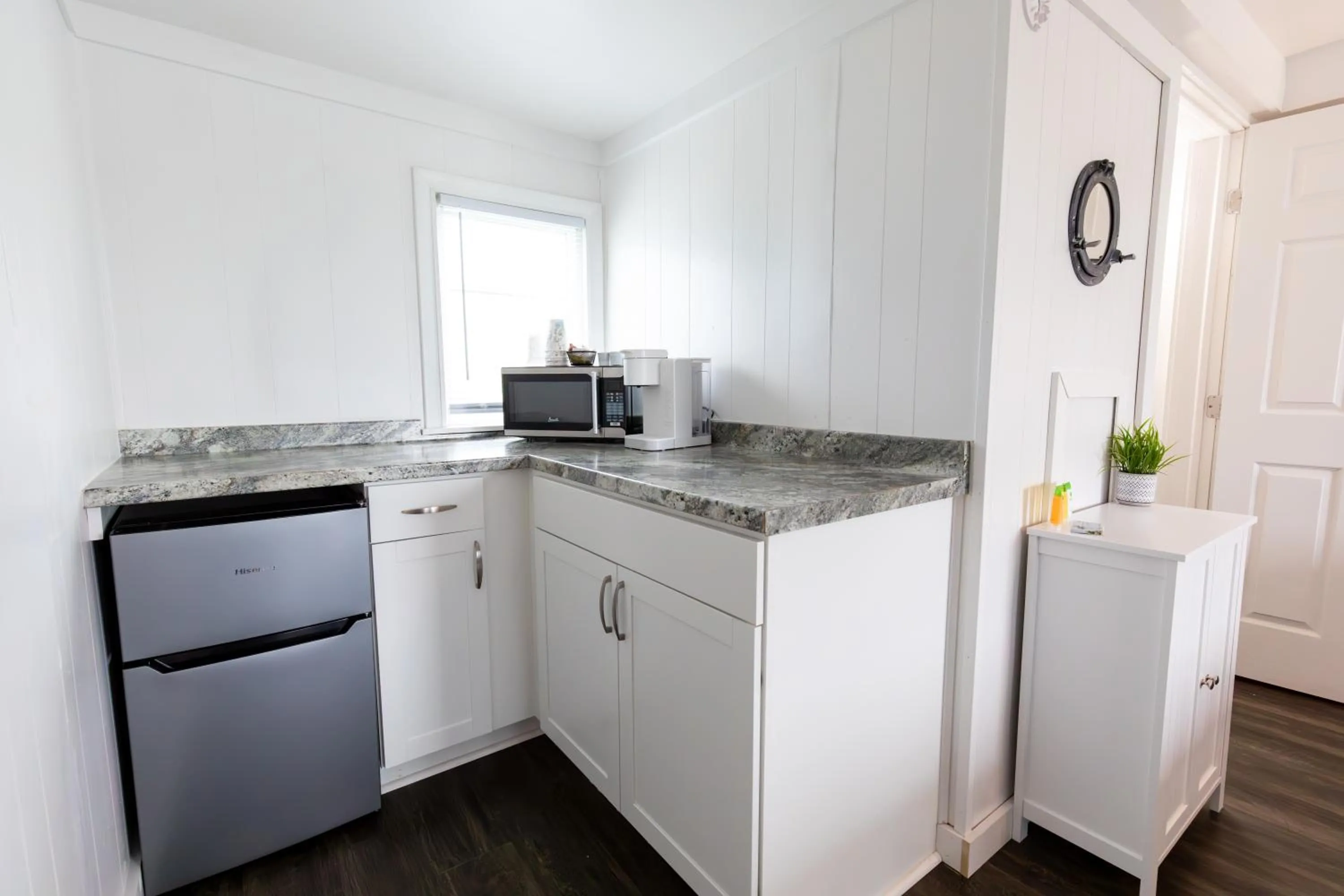 Kitchen or kitchenette in Anchor Bay Inn and Suites