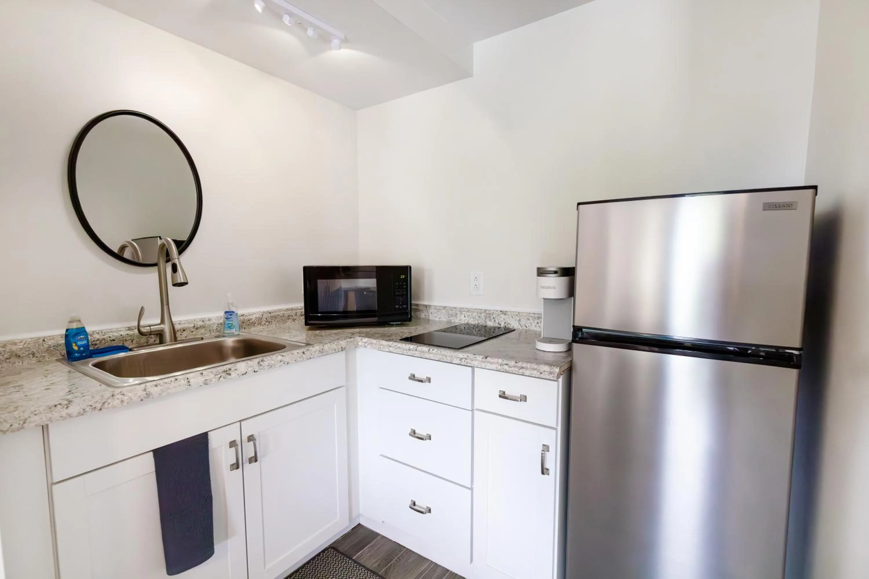 Kitchen or kitchenette in Anchor Bay Inn and Suites