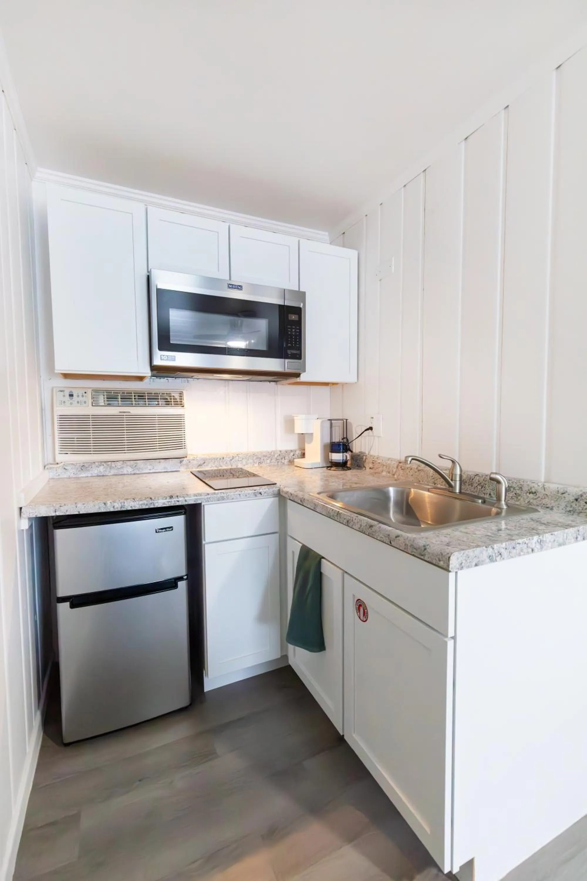 Kitchen or kitchenette in Anchor Bay Inn and Suites