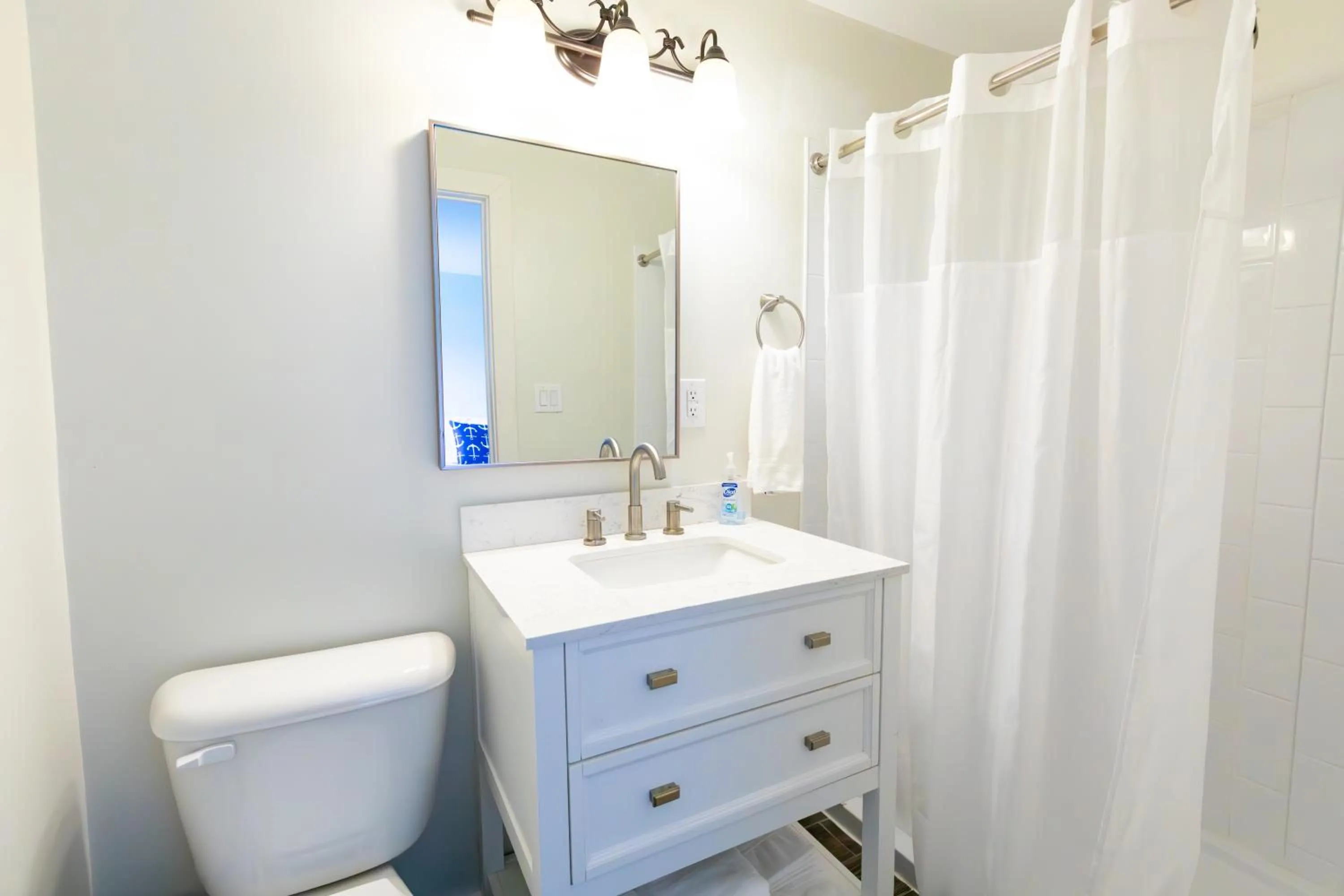 Bathroom in Anchor Bay Inn and Suites