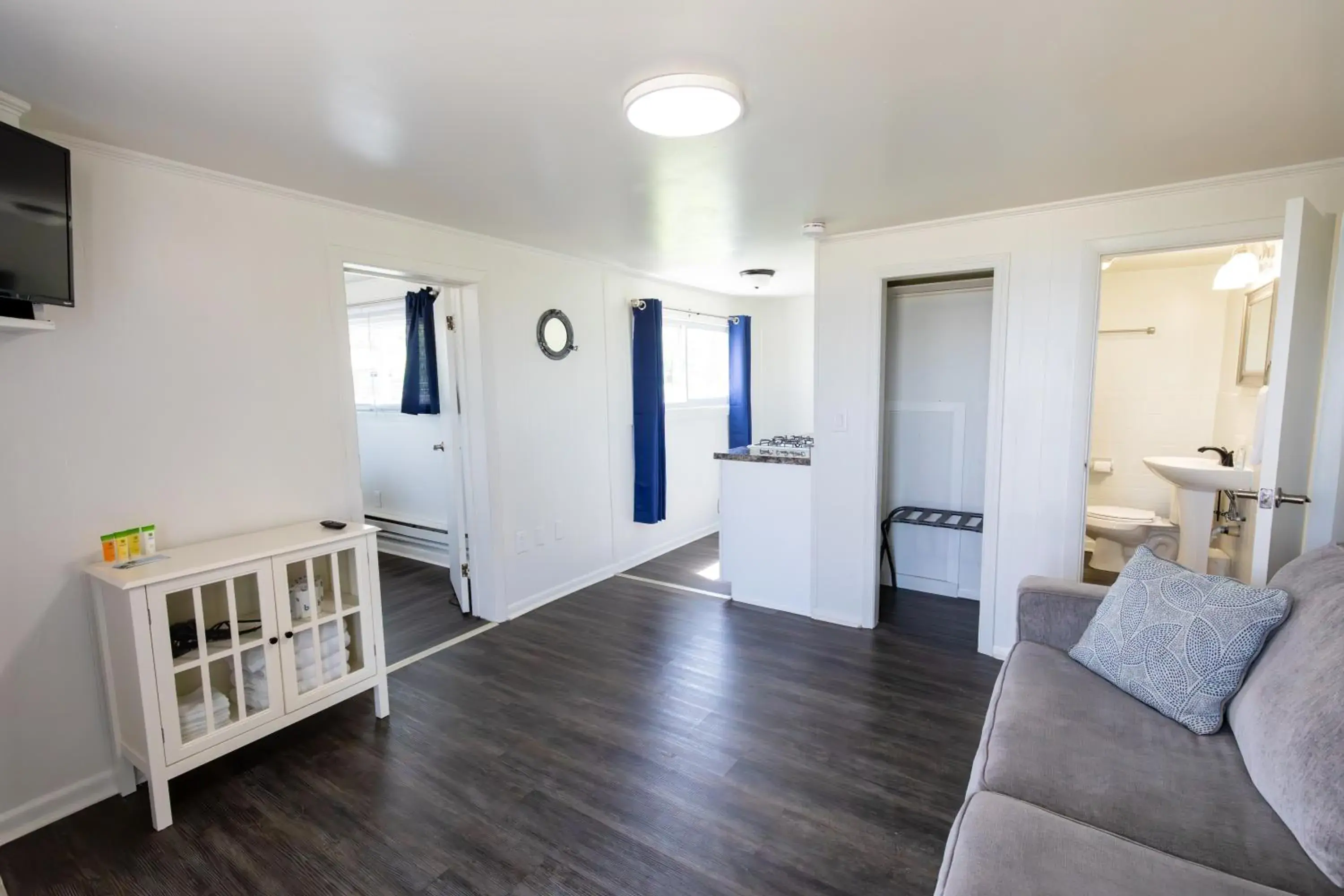 Queen Suite in Anchor Bay Inn and Suites Queen Suite in Anchor Bay Inn and Suites
