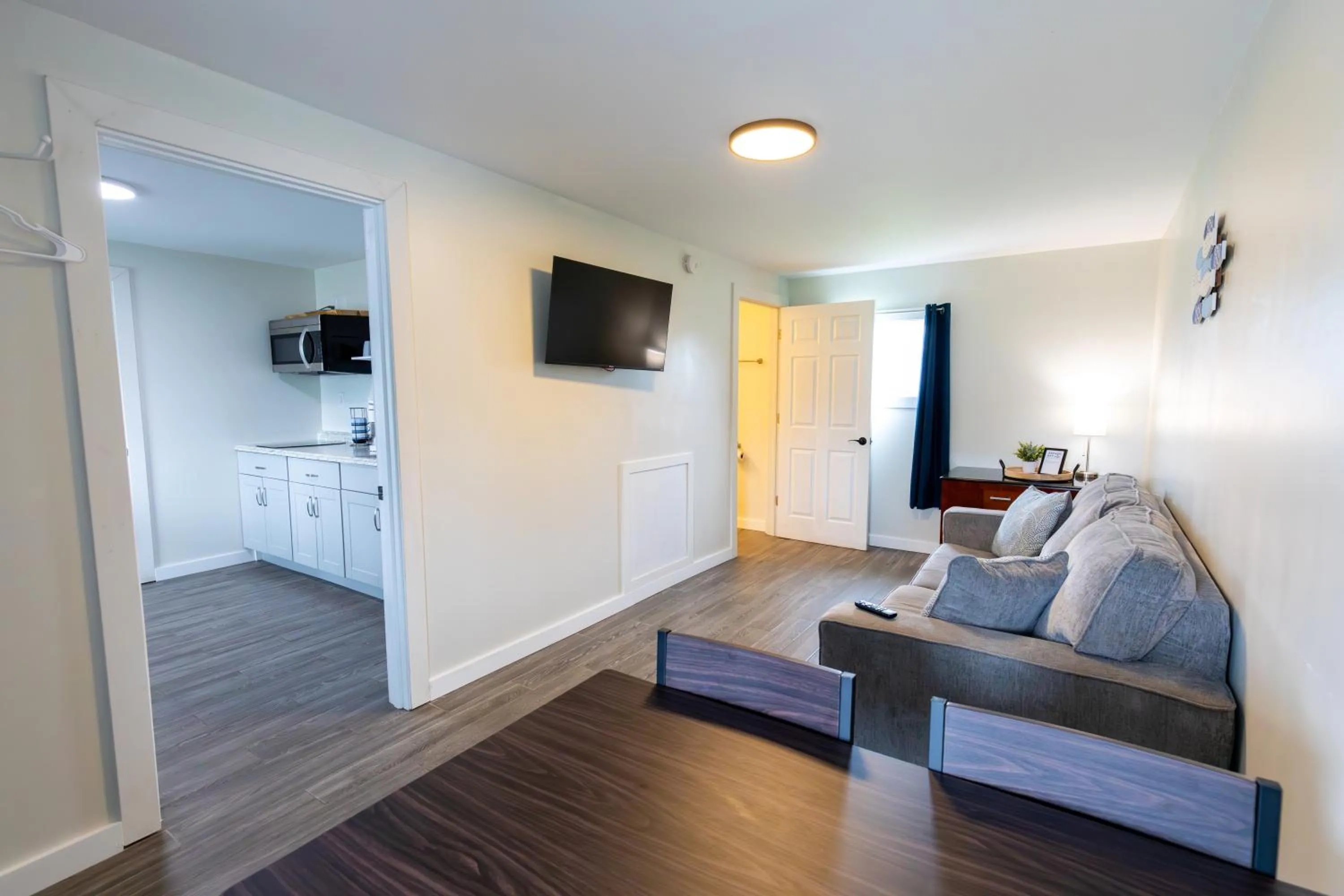 TV and multimedia in Anchor Bay Inn and Suites