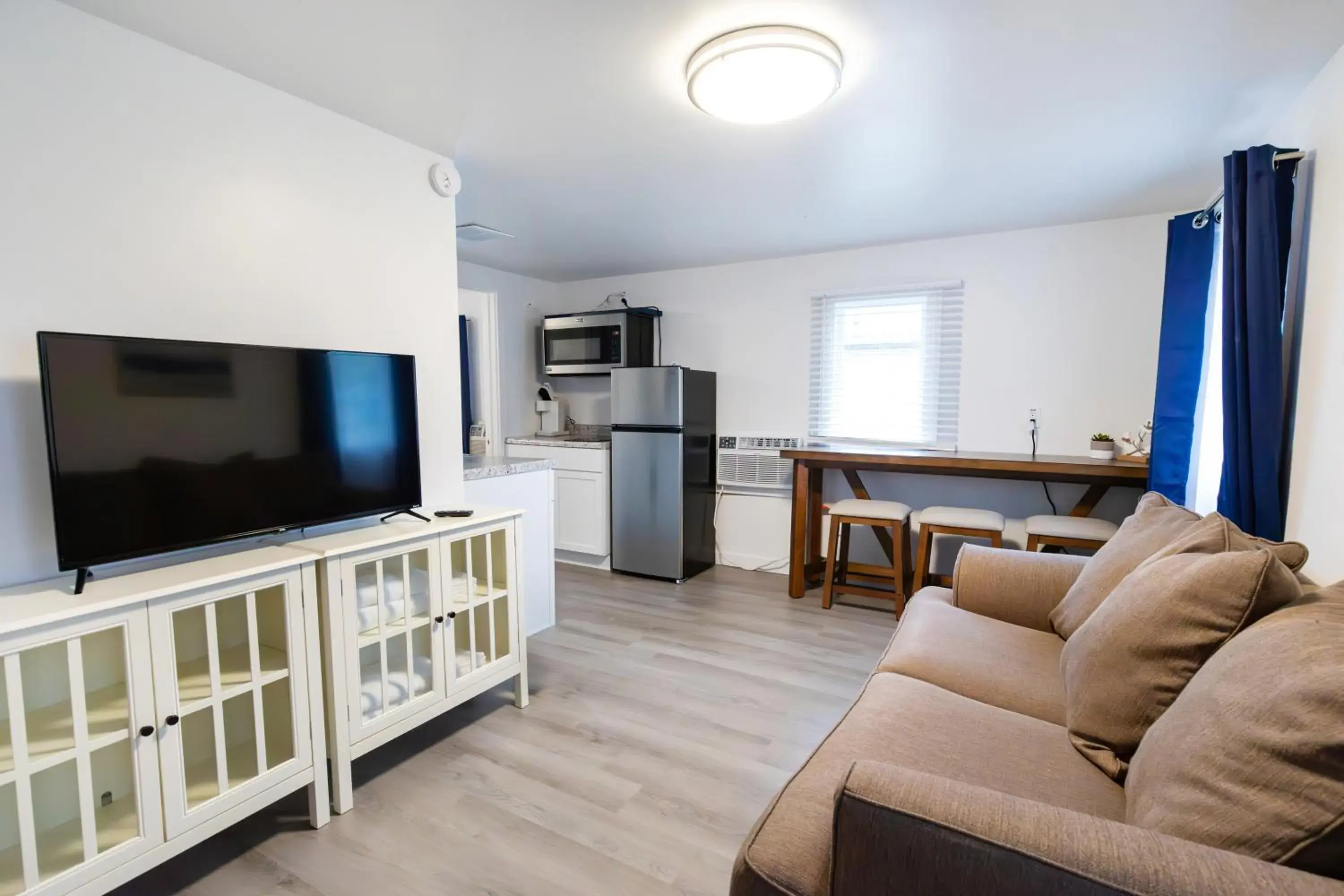 Deluxe Junior Suite in Anchor Bay Inn and Suites Deluxe Junior Suite in Anchor Bay Inn and Suites