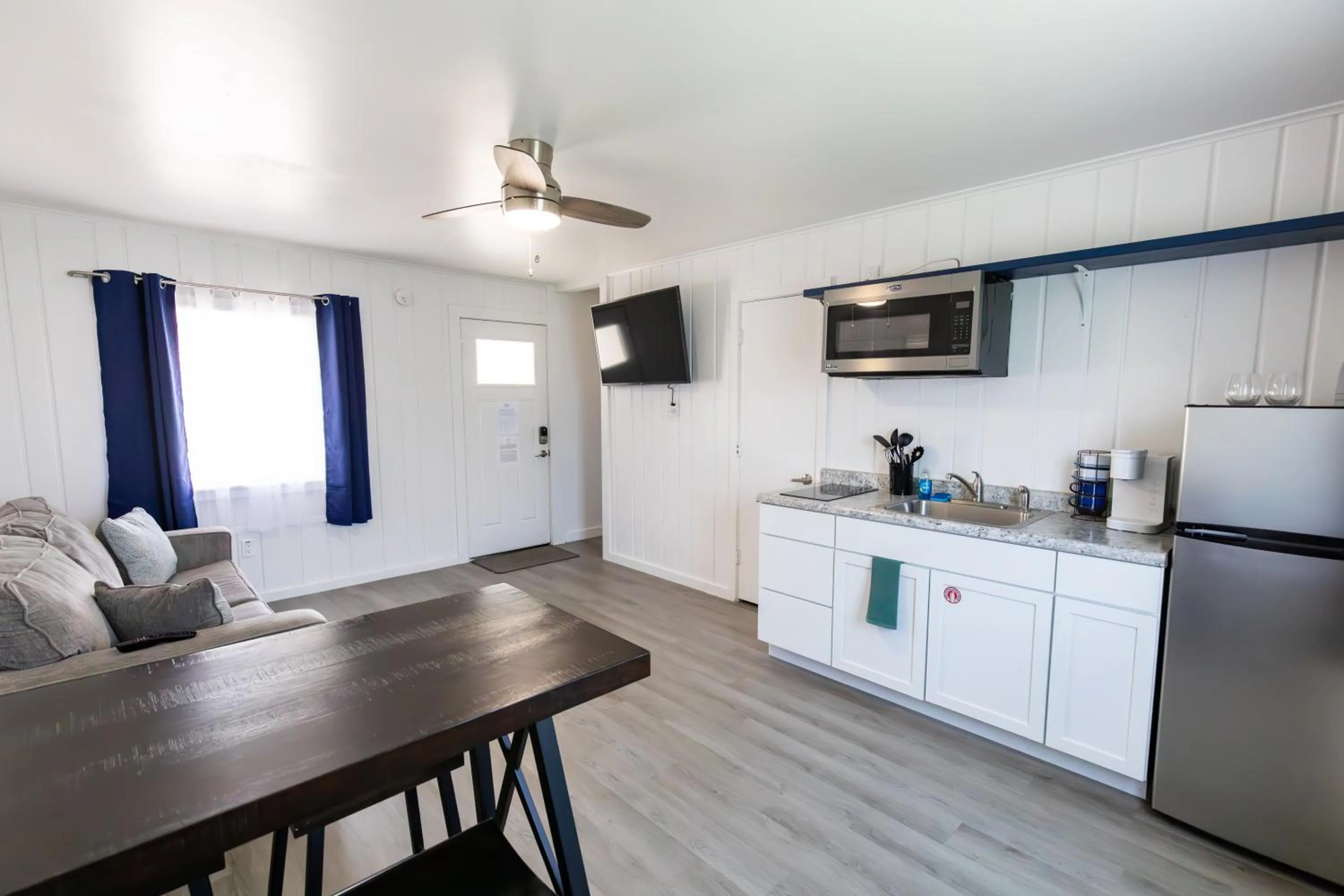 Kitchen or kitchenette in Anchor Bay Inn and Suites