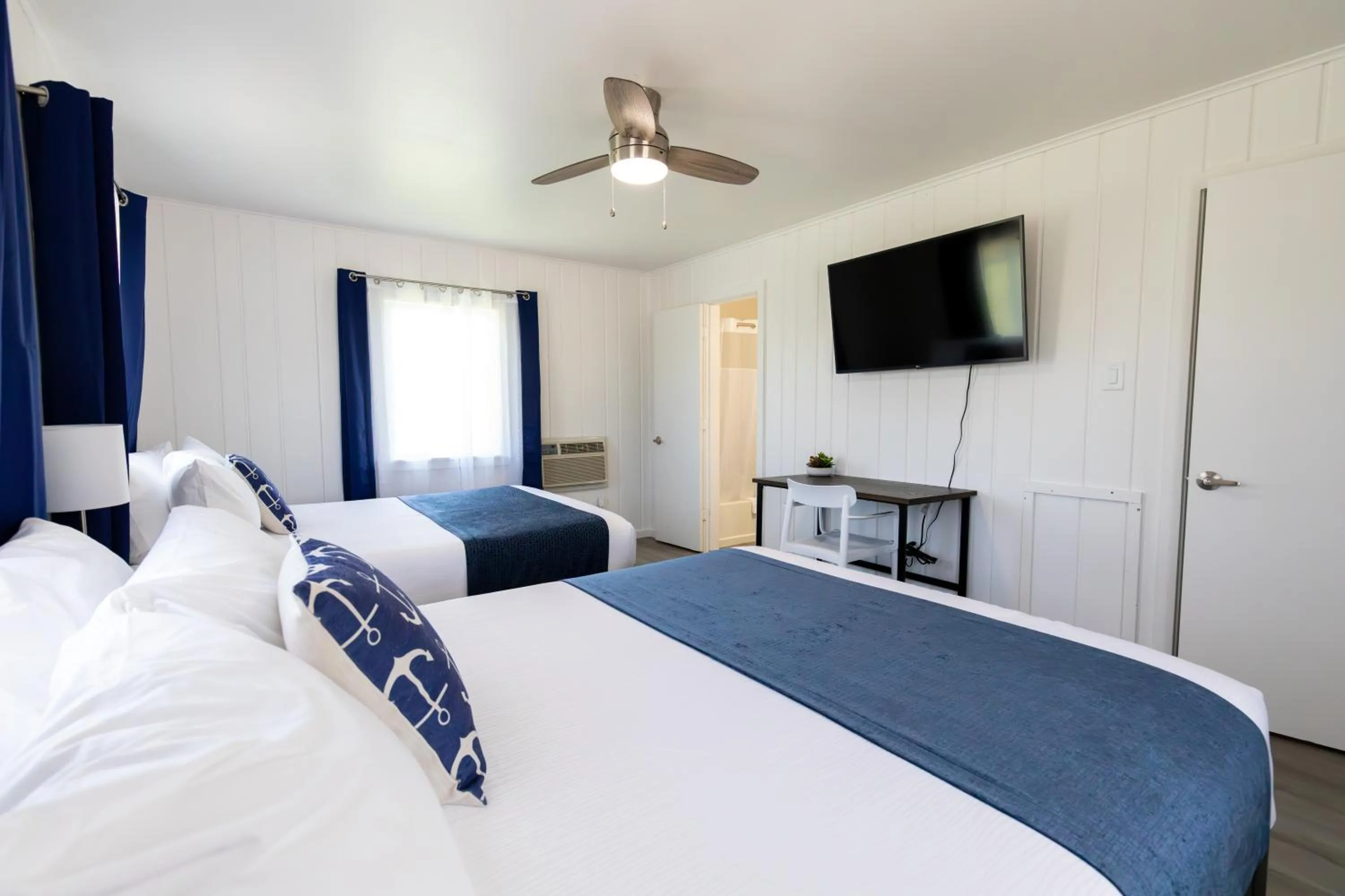 Bedroom, Bed in Anchor Bay Inn and Suites