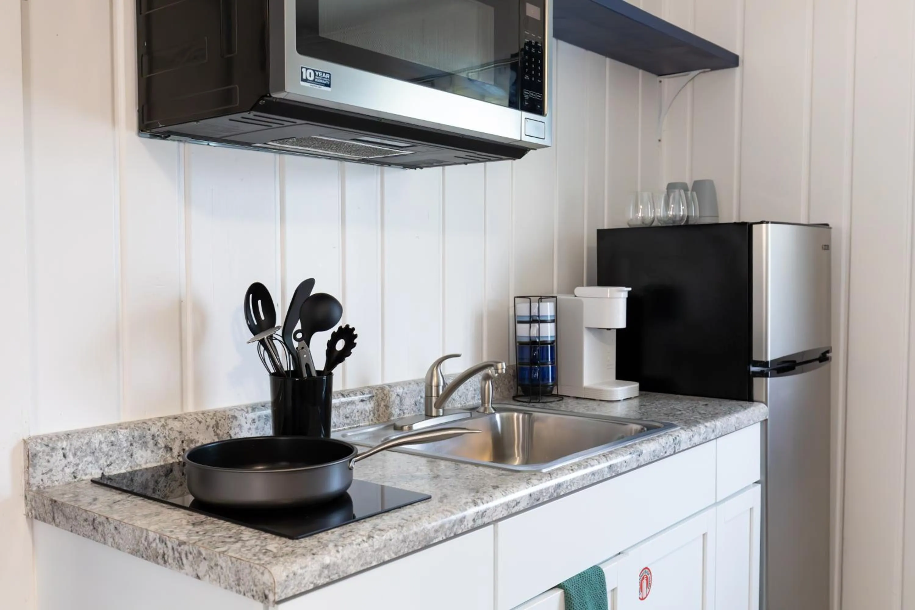 Coffee/tea facilities in Anchor Bay Inn and Suites