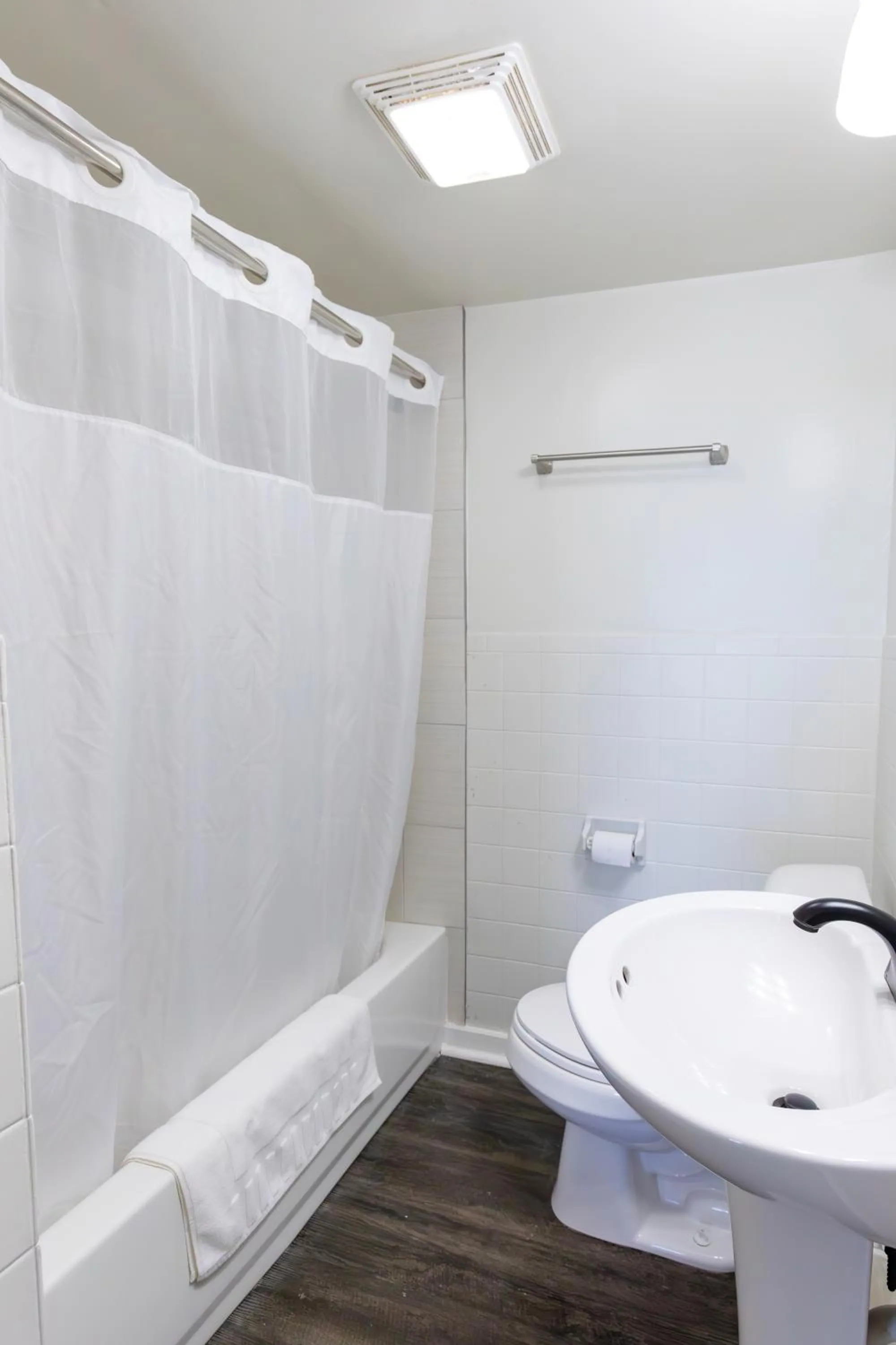 Shower in Anchor Bay Inn and Suites