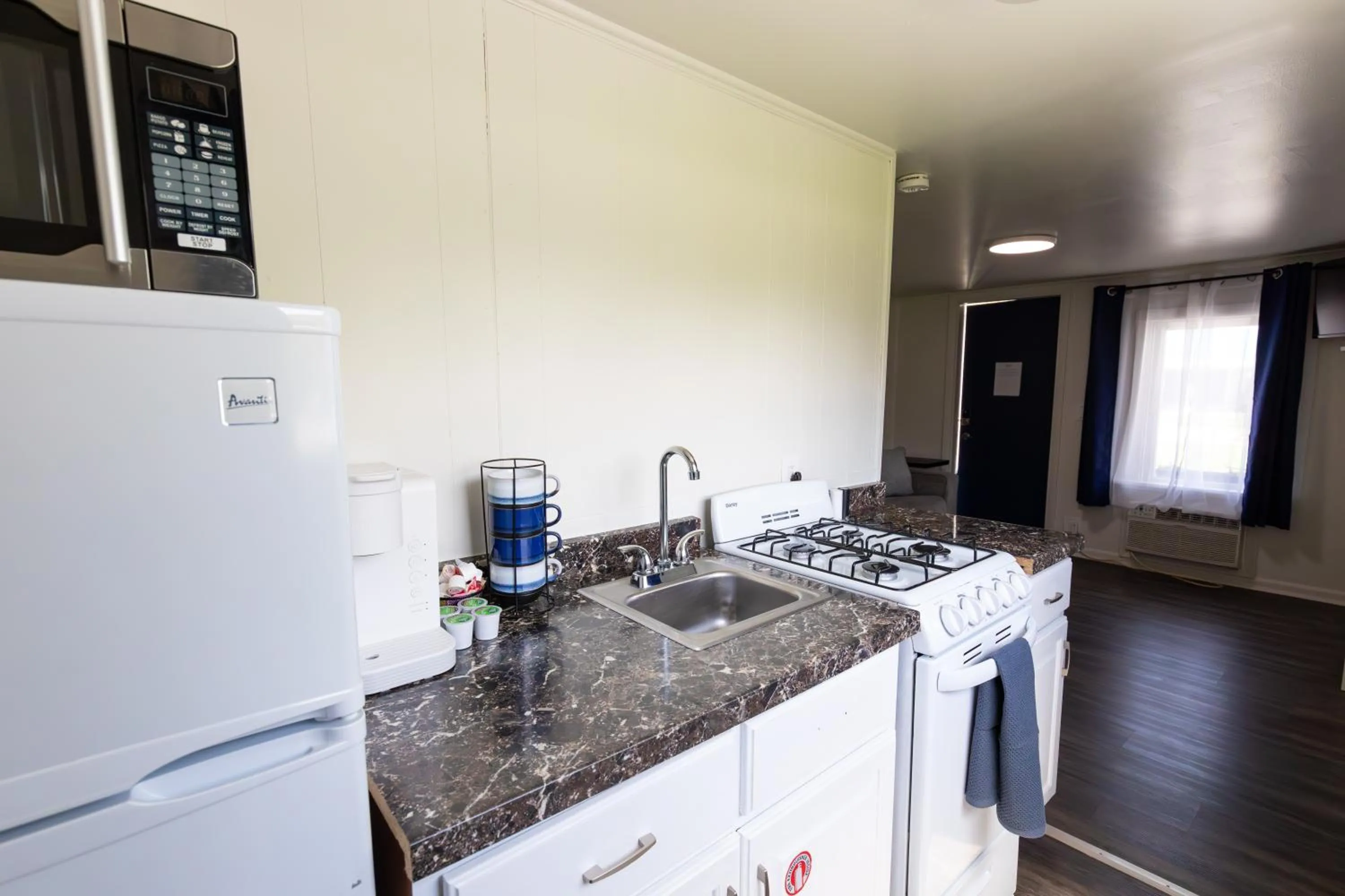 Kitchen or kitchenette in Anchor Bay Inn and Suites