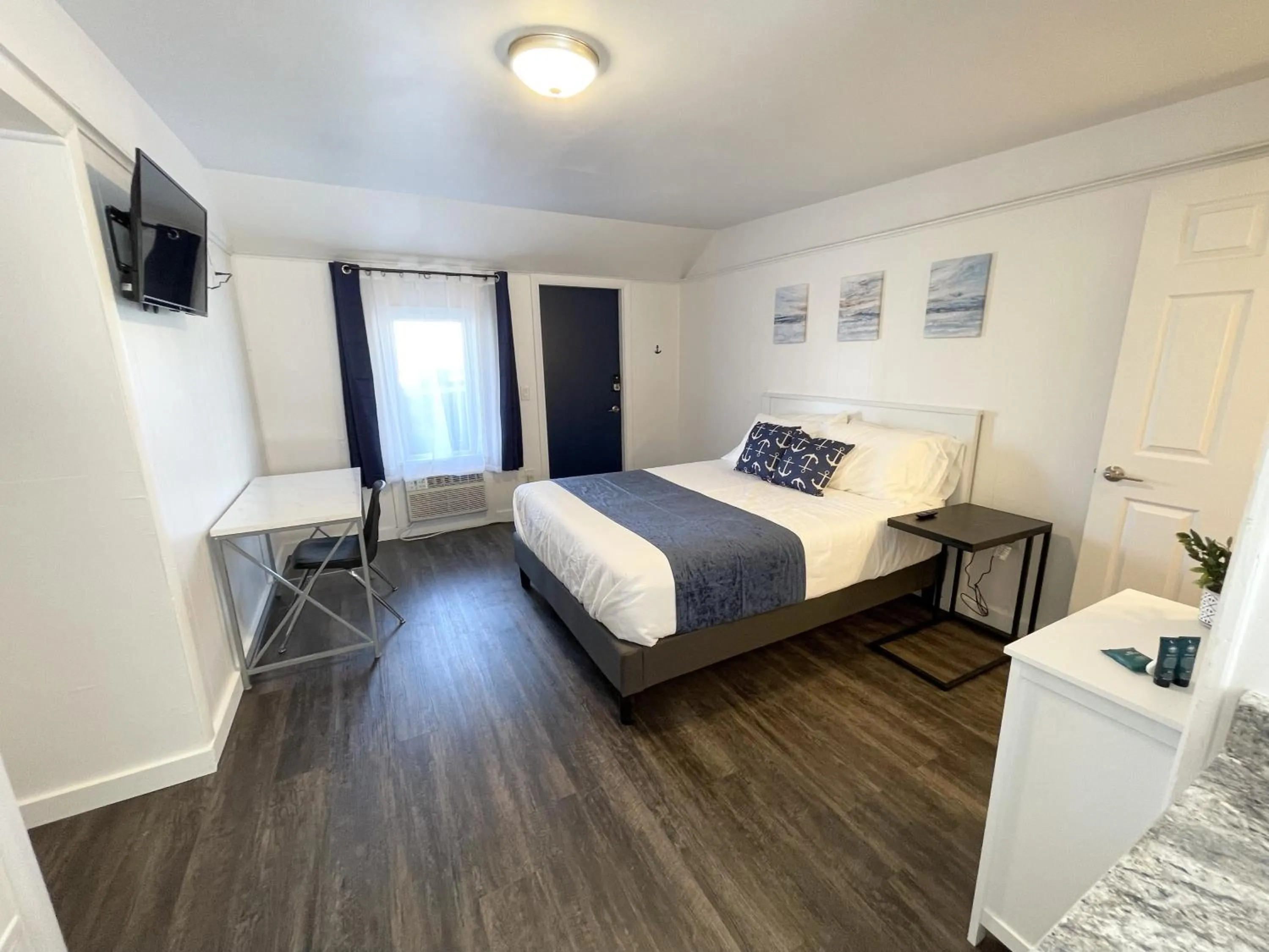 Bed in Anchor Bay Inn and Suites