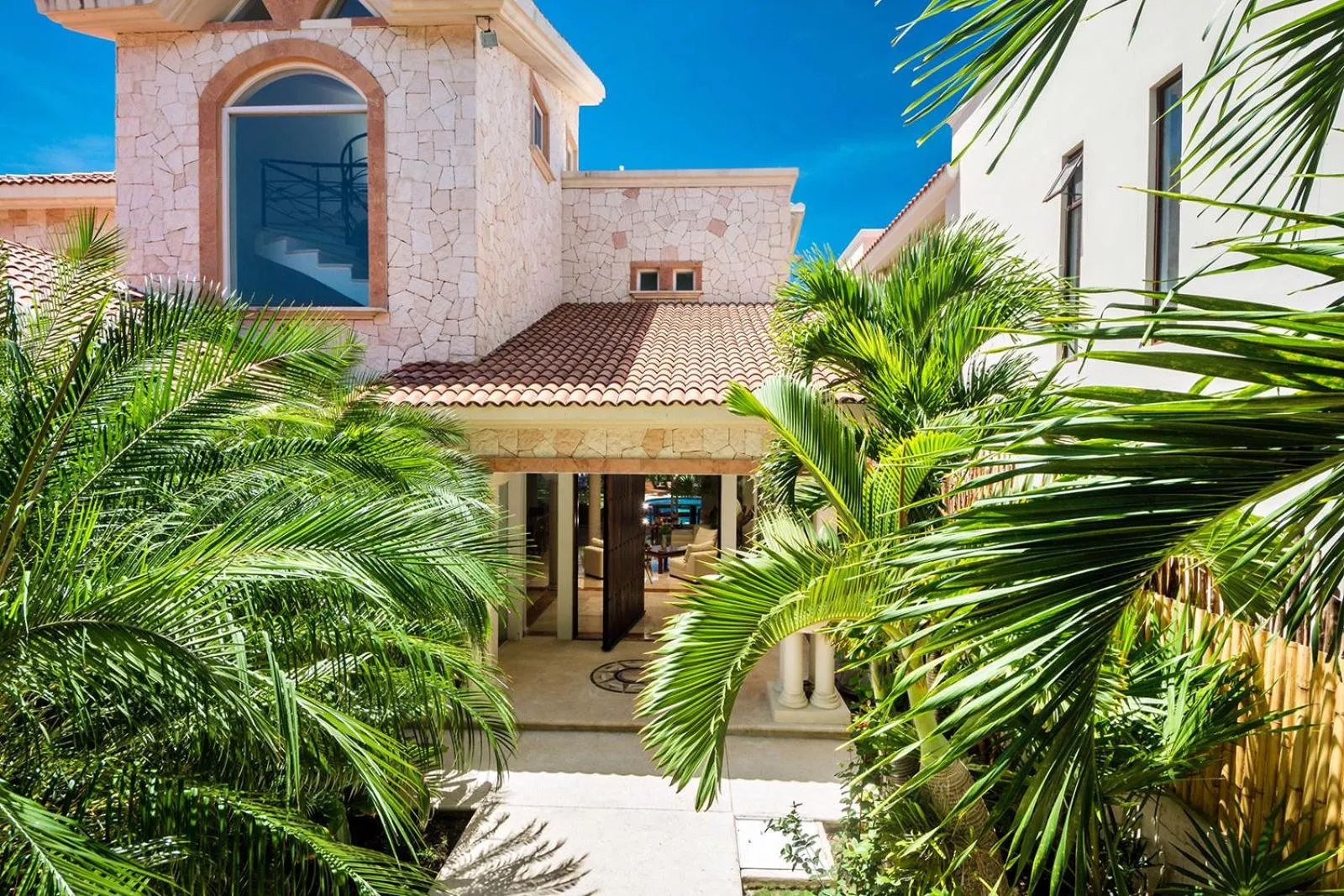 Facade/entrance in Casa Jaguar