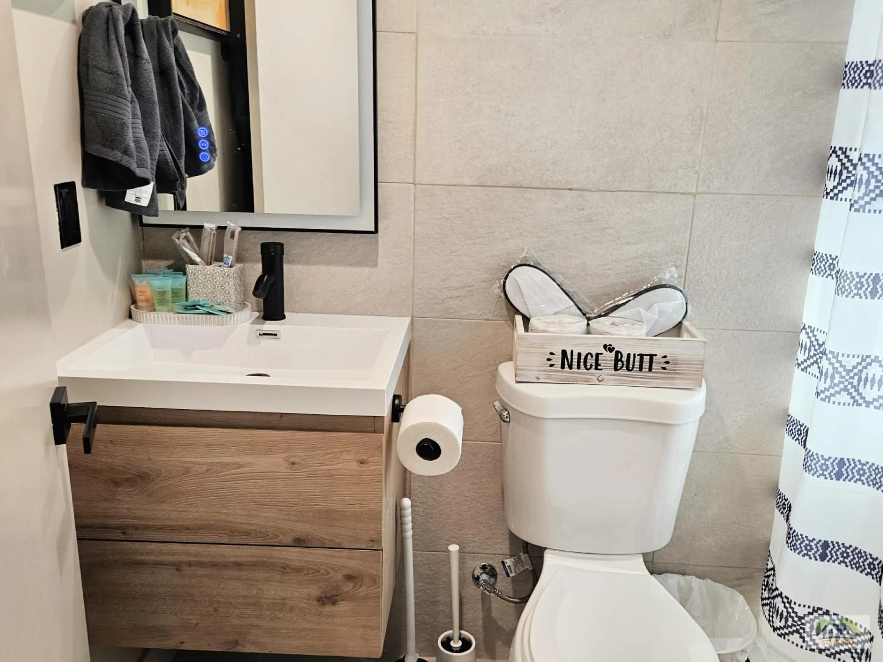 Toilet in StaysPro - Cityscape Luxury Rental Homes in the Heart of Los Angeles