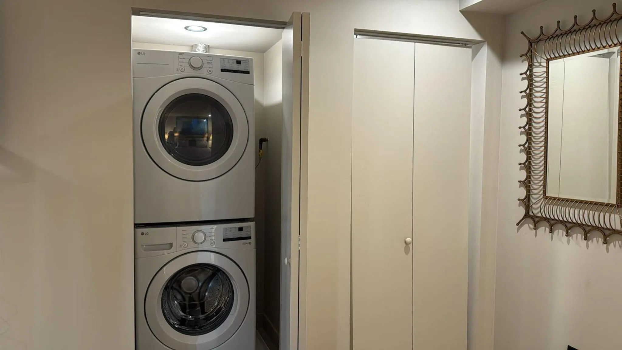 washing machine in StaysPro - Cityscape Luxury Rental Homes in the Heart of Los Angeles