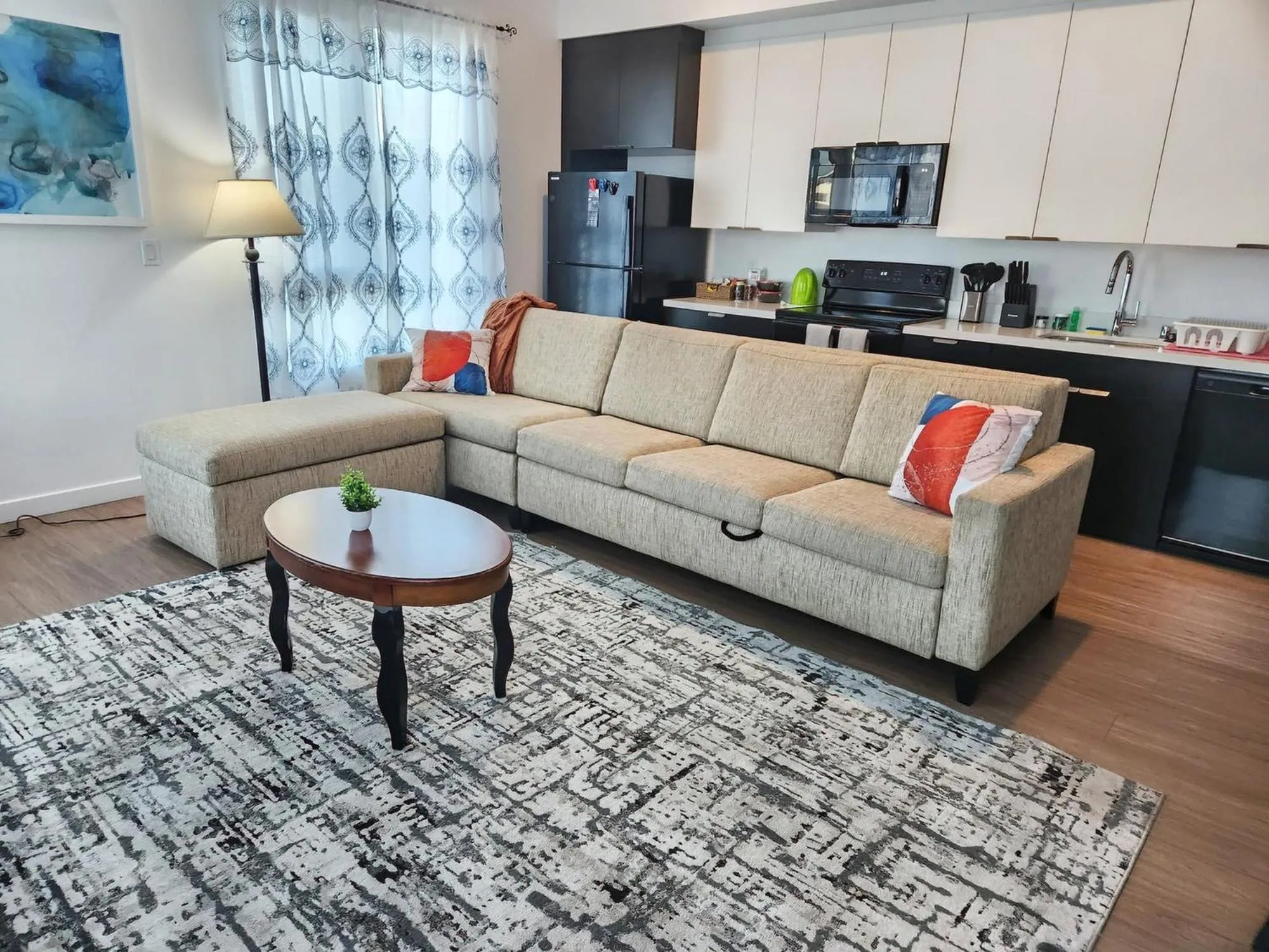 Kitchen or kitchenette in StaysPro - Cityscape Luxury Rental Homes in the Heart of Los Angeles