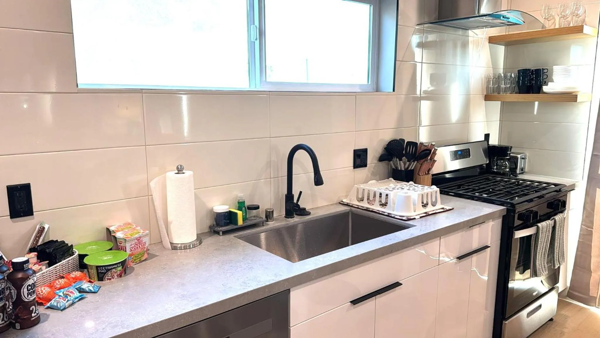 Kitchen or kitchenette in StaysPro - Cityscape Luxury Rental Homes in the Heart of Los Angeles