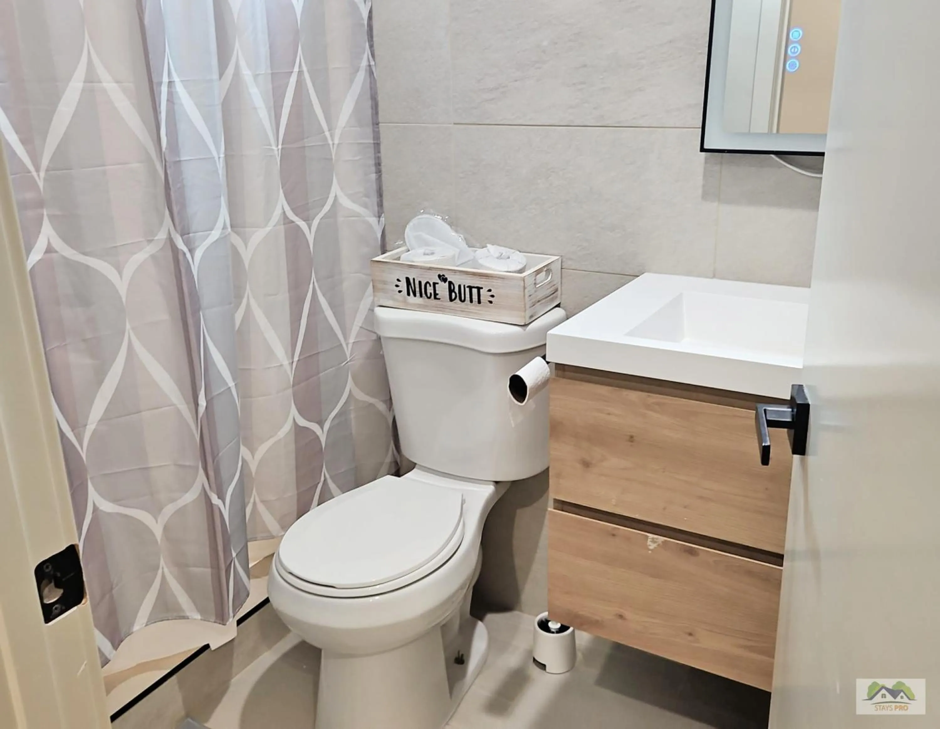 Toilet in StaysPro - Cityscape Luxury Rental Homes in the Heart of Los Angeles