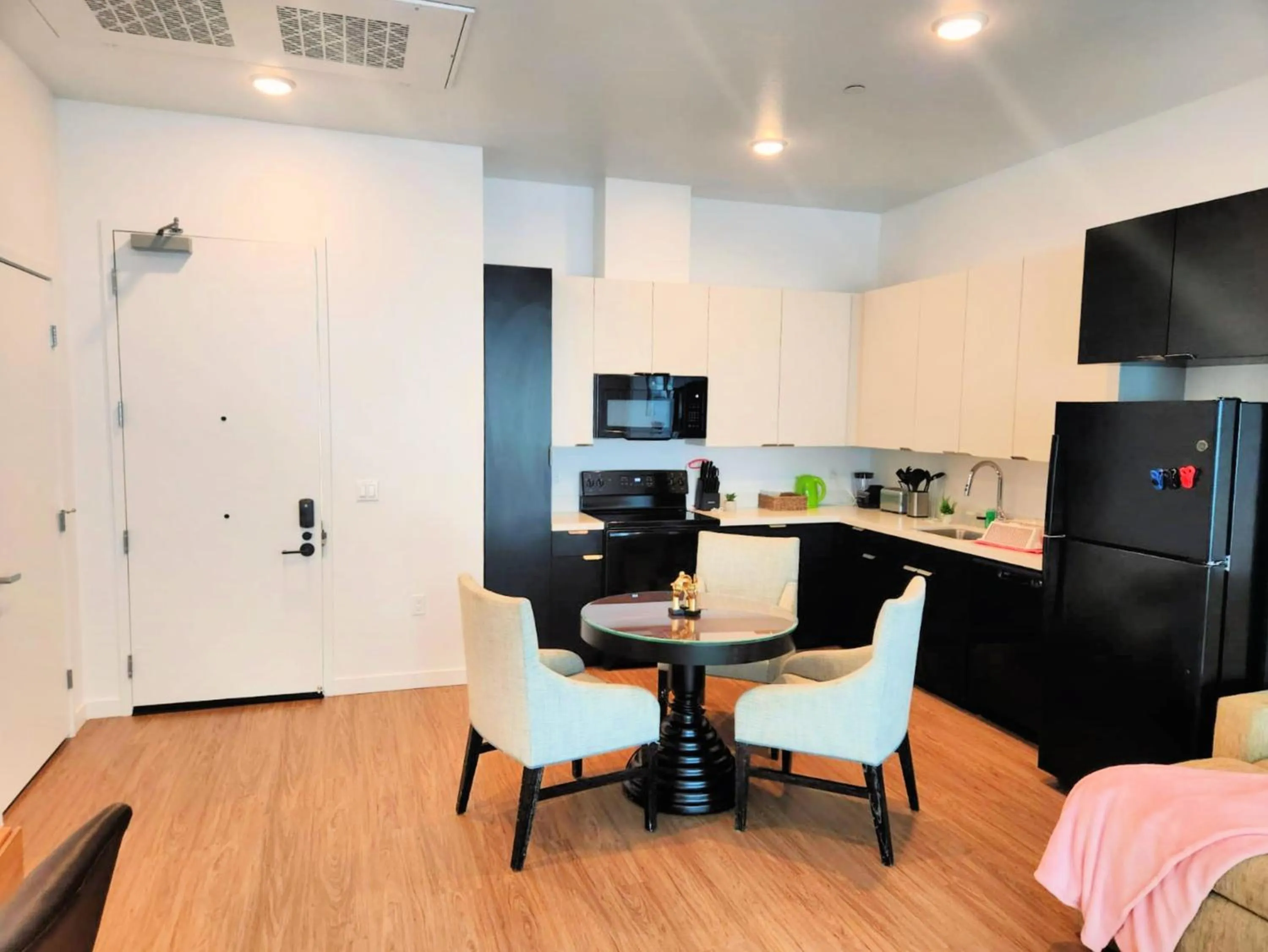 Kitchen or kitchenette in StaysPro - Cityscape Luxury Rental Homes in the Heart of Los Angeles