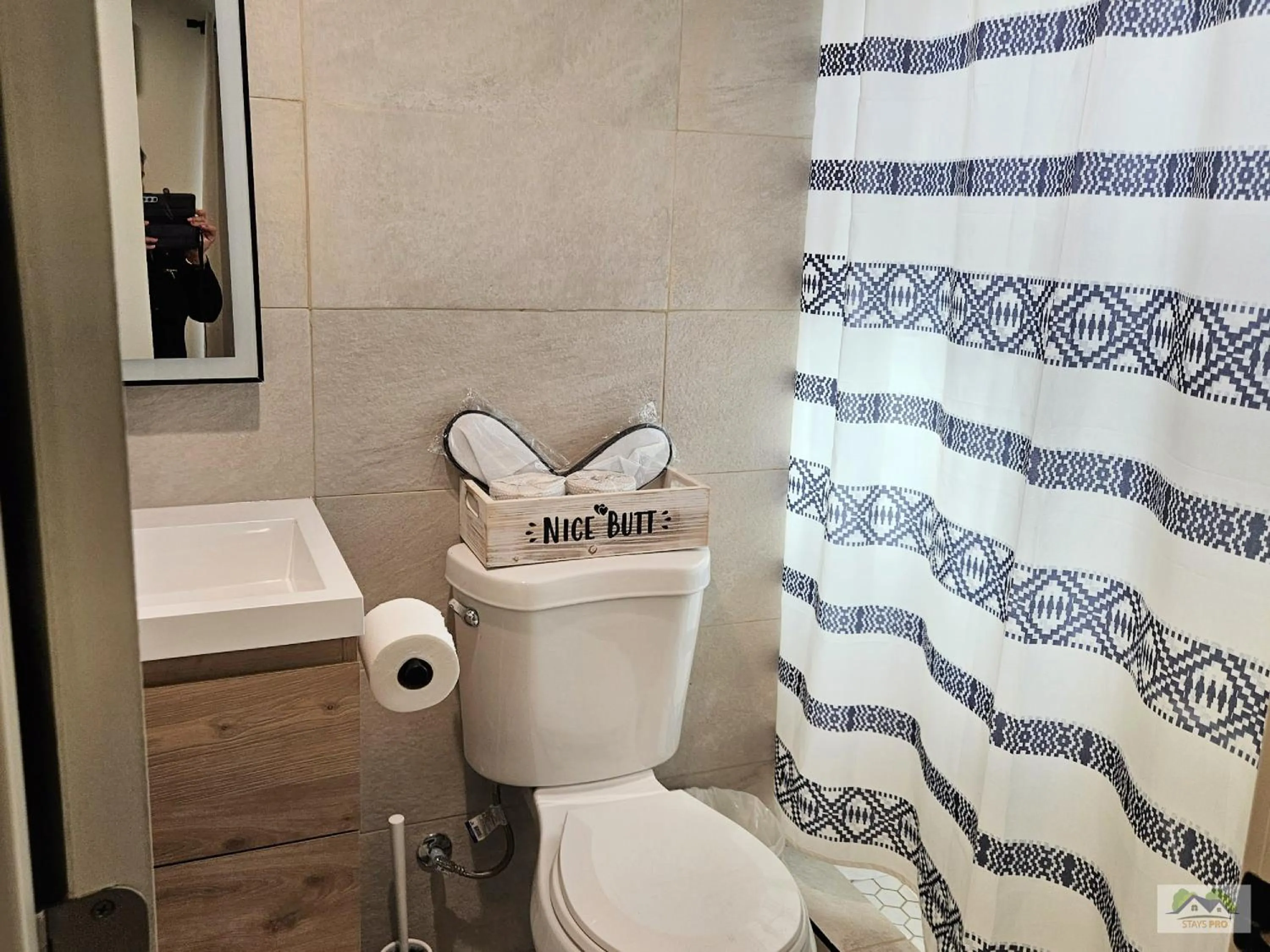 Toilet in StaysPro - Cityscape Luxury Rental Homes in the Heart of Los Angeles