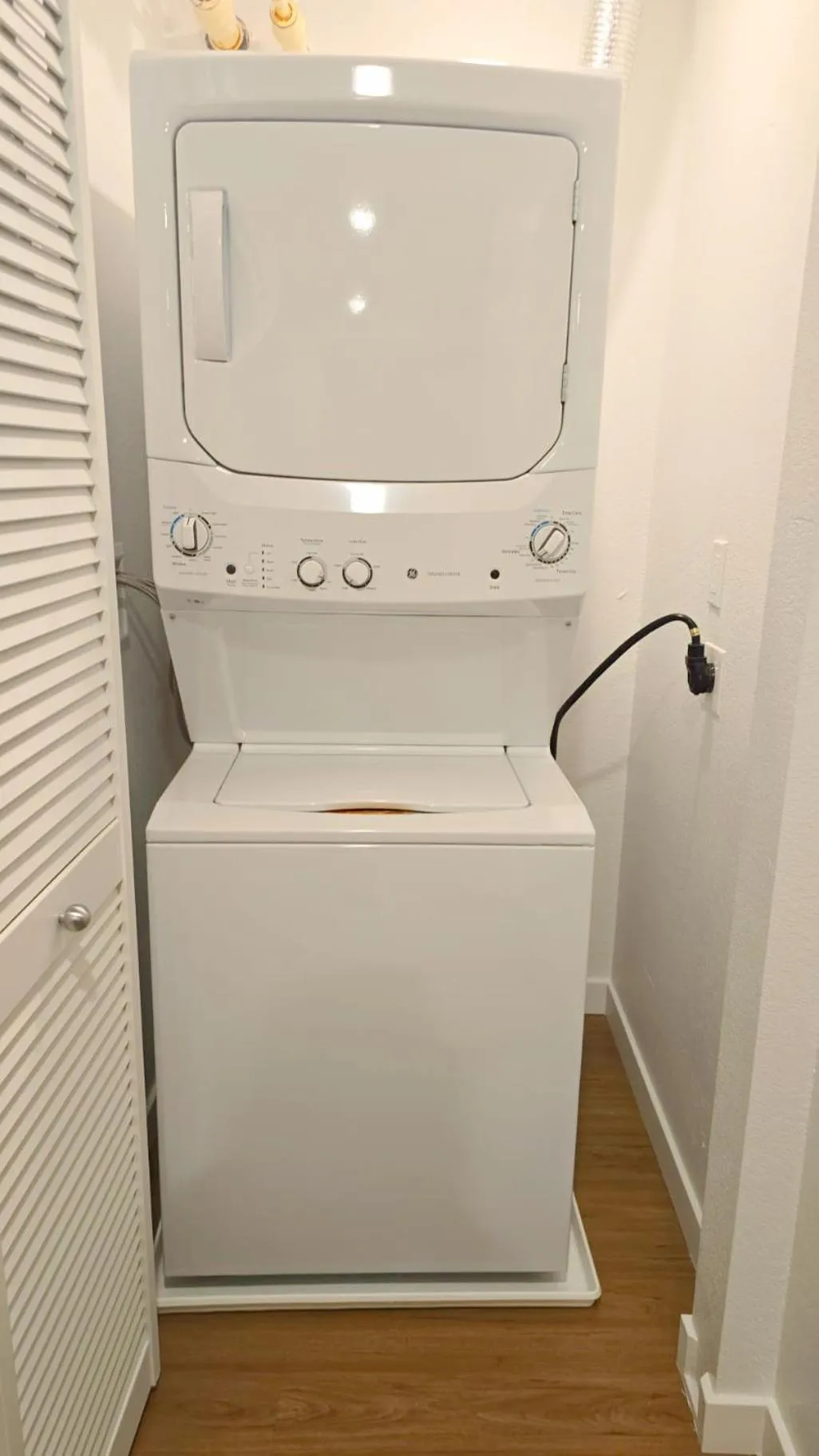 washing machine in StaysPro - Cityscape Luxury Rental Homes in the Heart of Los Angeles