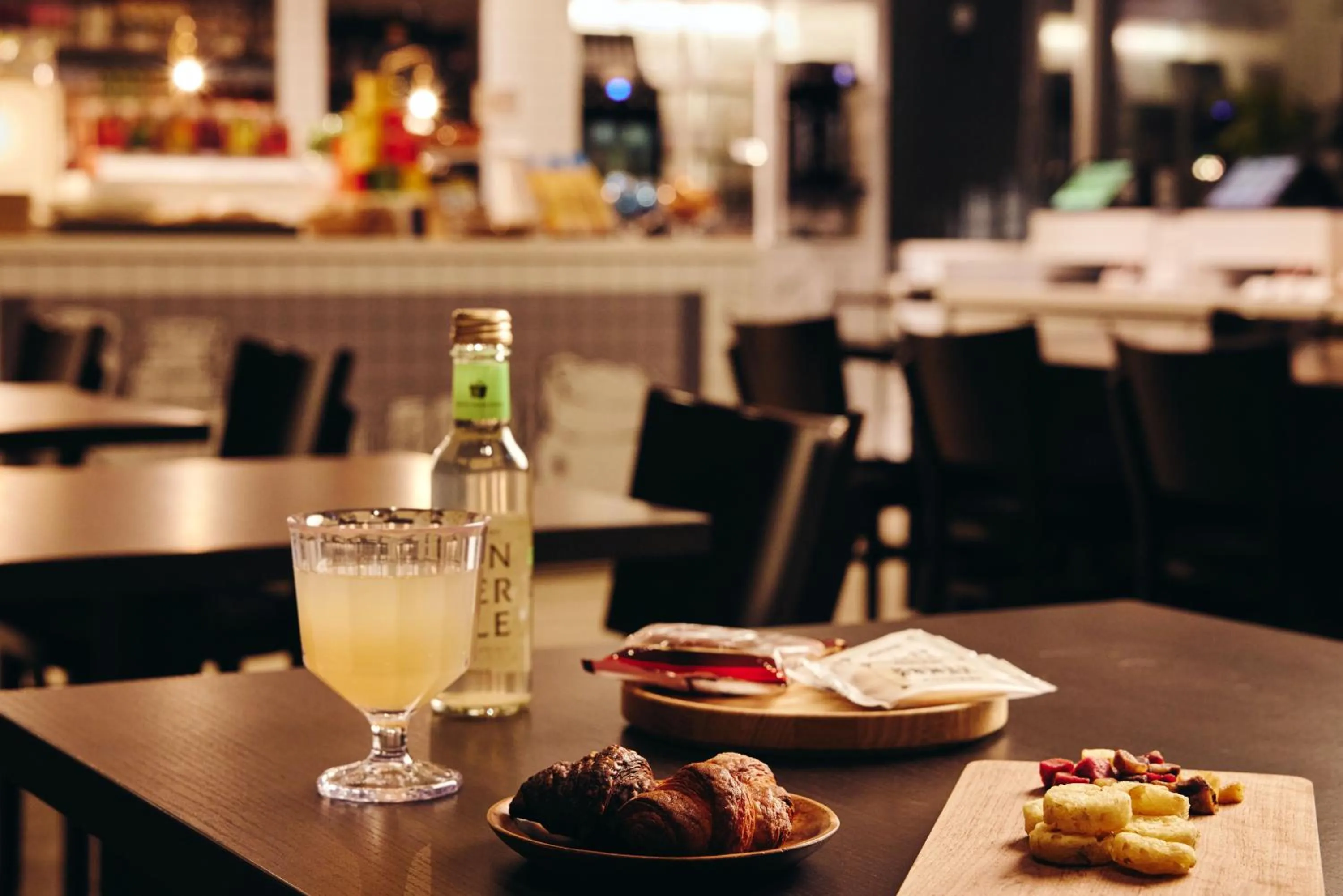 Lounge or bar in OMO3 Sapporo Susukino by Hoshino Resorts