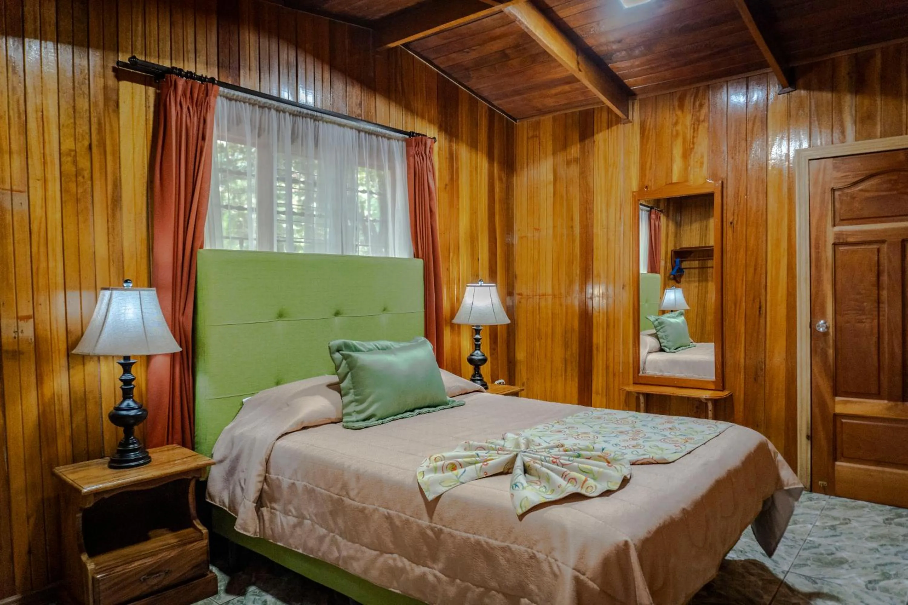 Bed in Los Pinos Cabins & Reserve