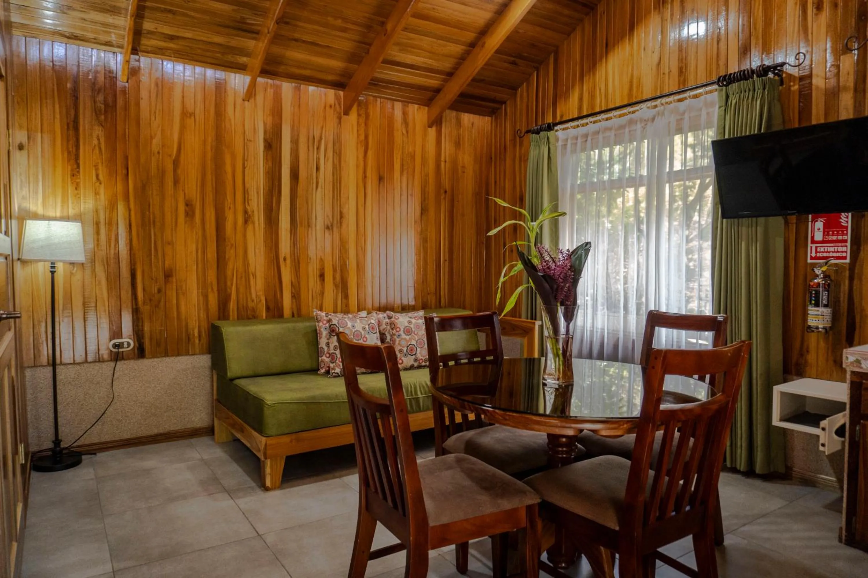 Living room in Los Pinos Cabins & Reserve