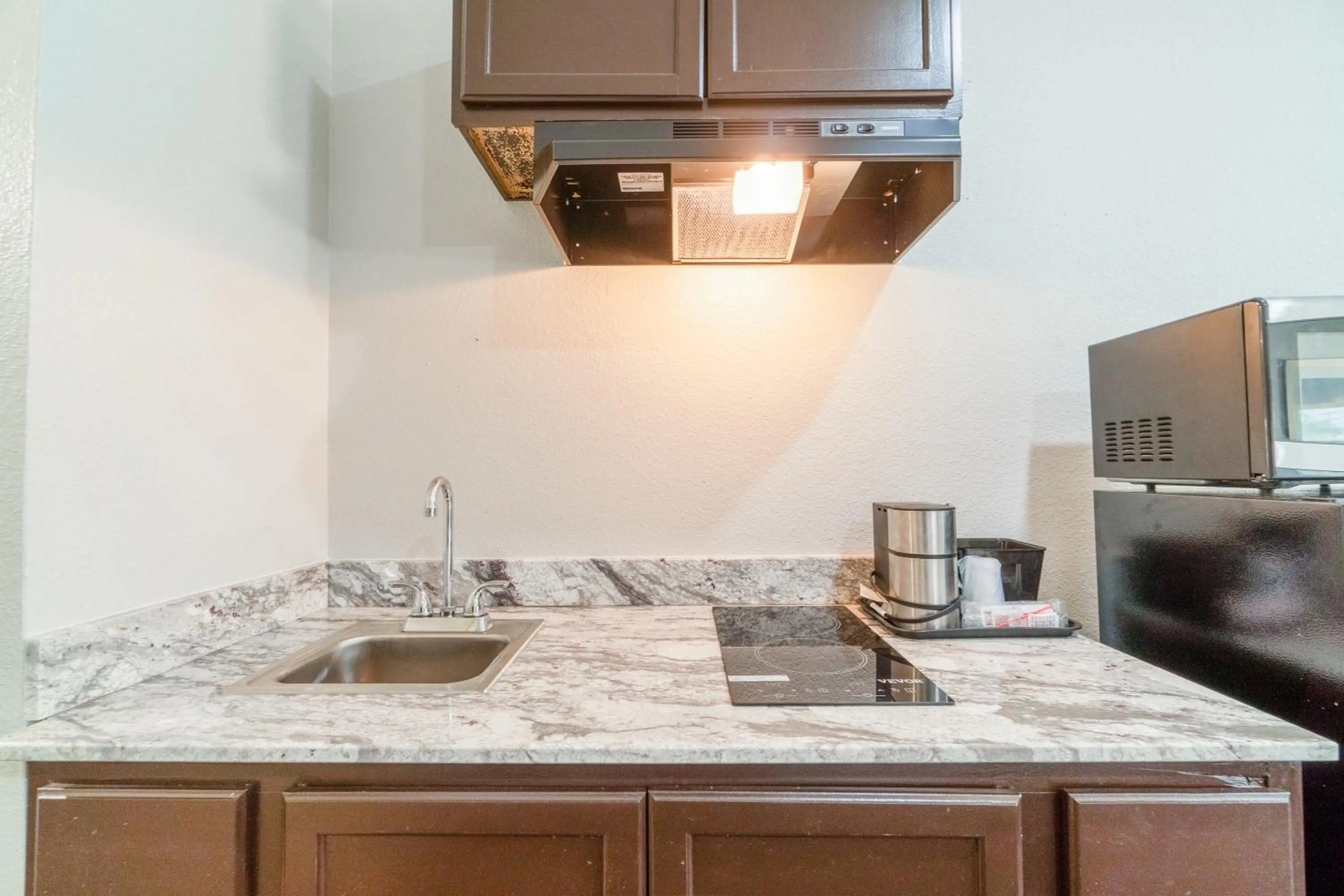 Kitchen or kitchenette in Atria Extended Stays By OYO Jourdanton