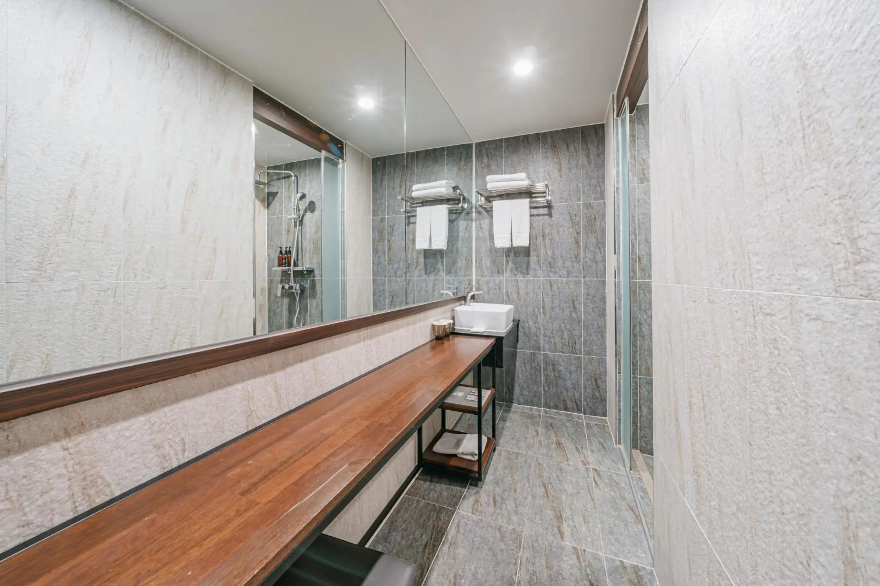 Deluxe Family Twin Room in Hotel With City Deluxe Family Twin Room in Hotel With City