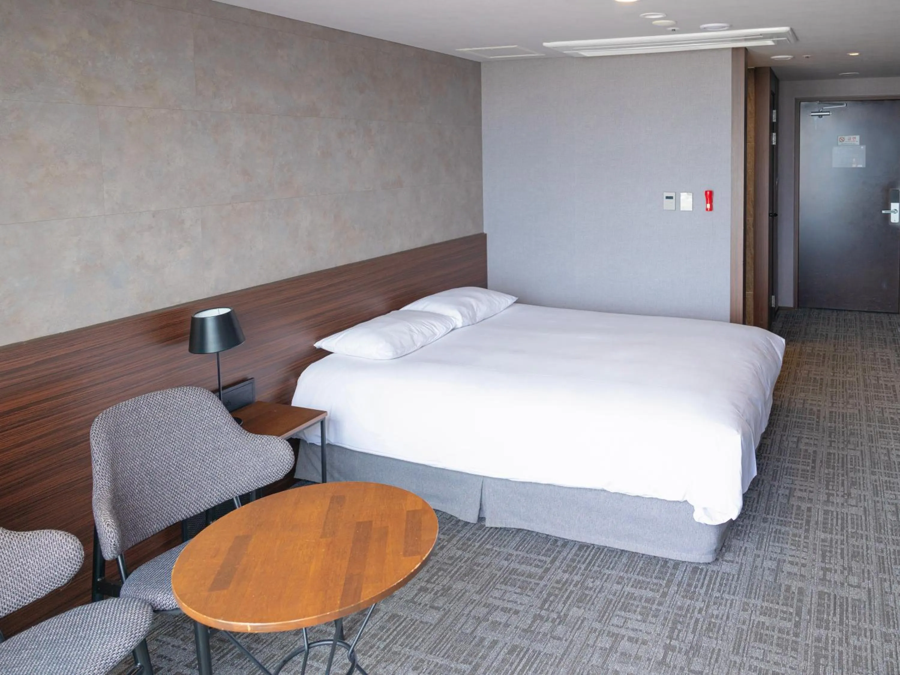 Bed in Hotel With City