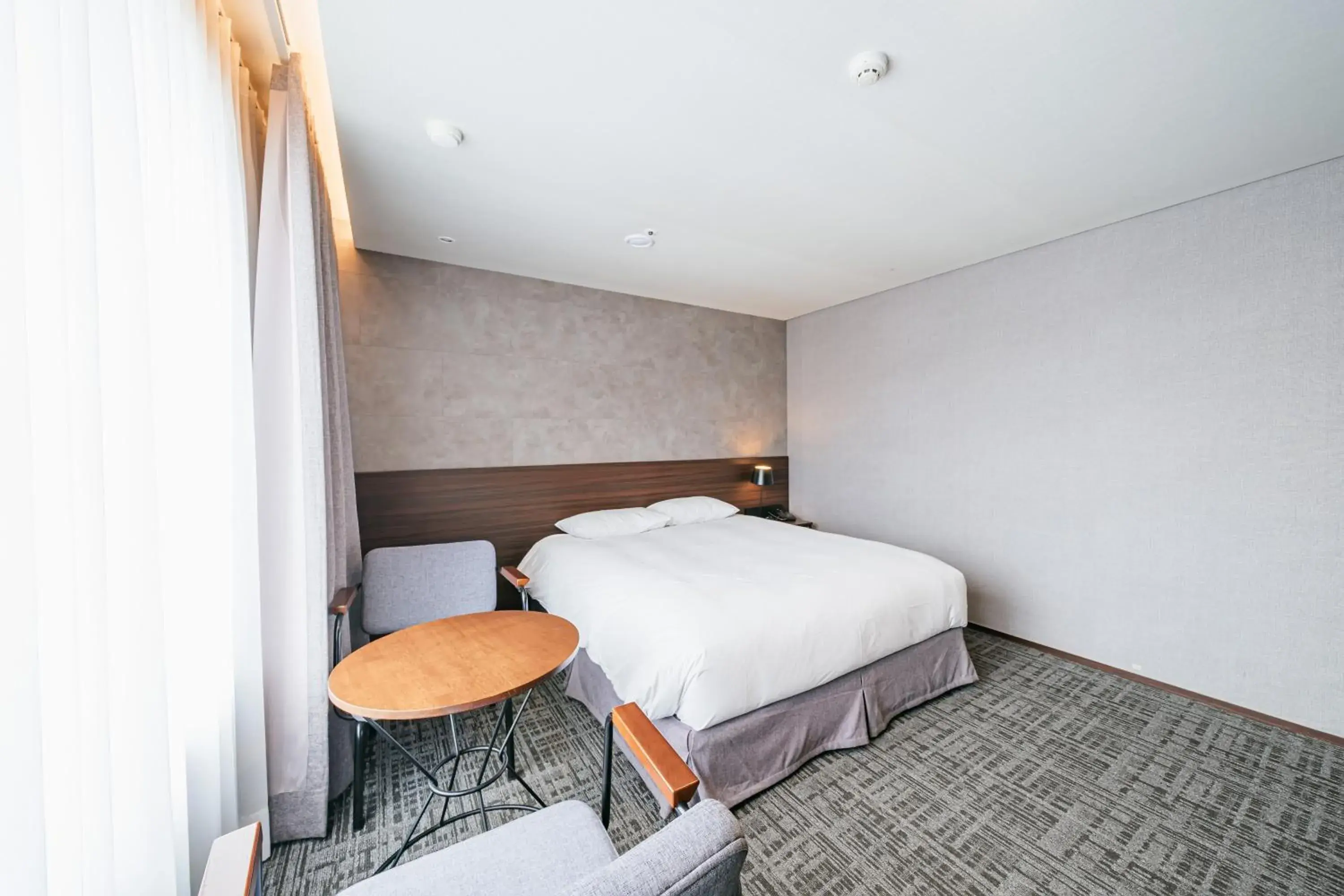 Photo of the whole room, Bed in Hotel With City Photo of the whole room, Bed in Hotel With City