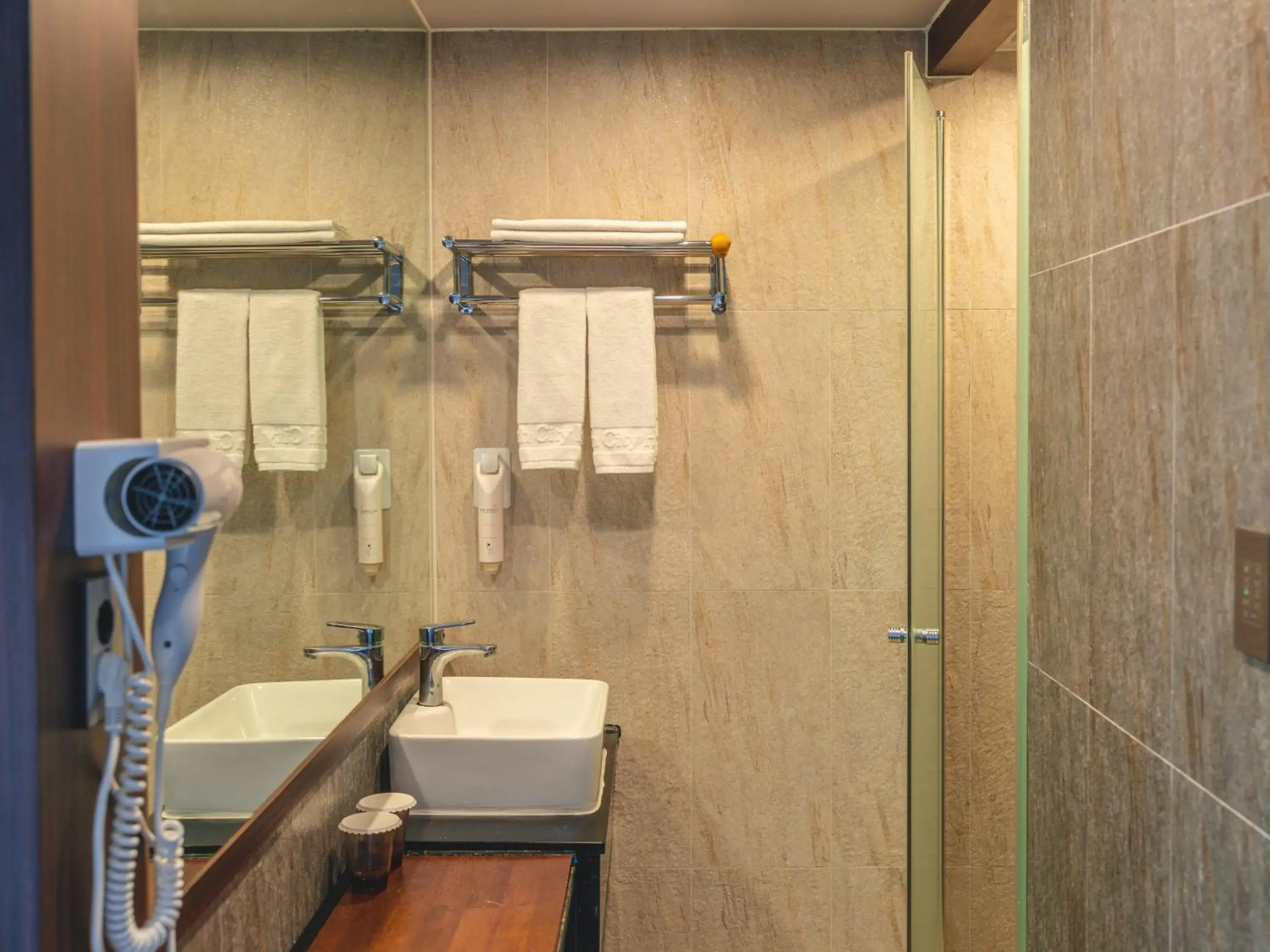 Hotel With City Hotel With City