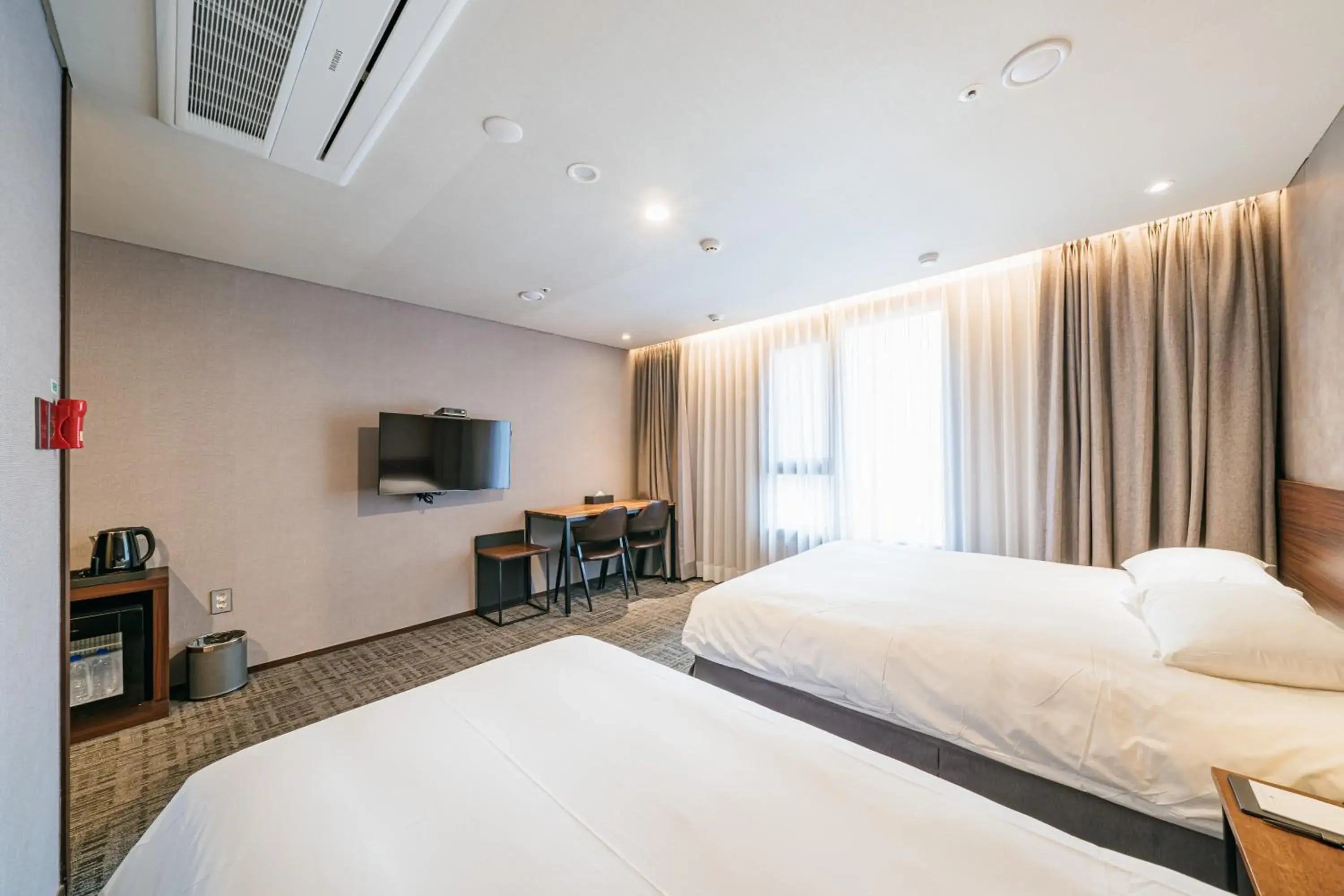 Bed in Hotel With City Bed in Hotel With City