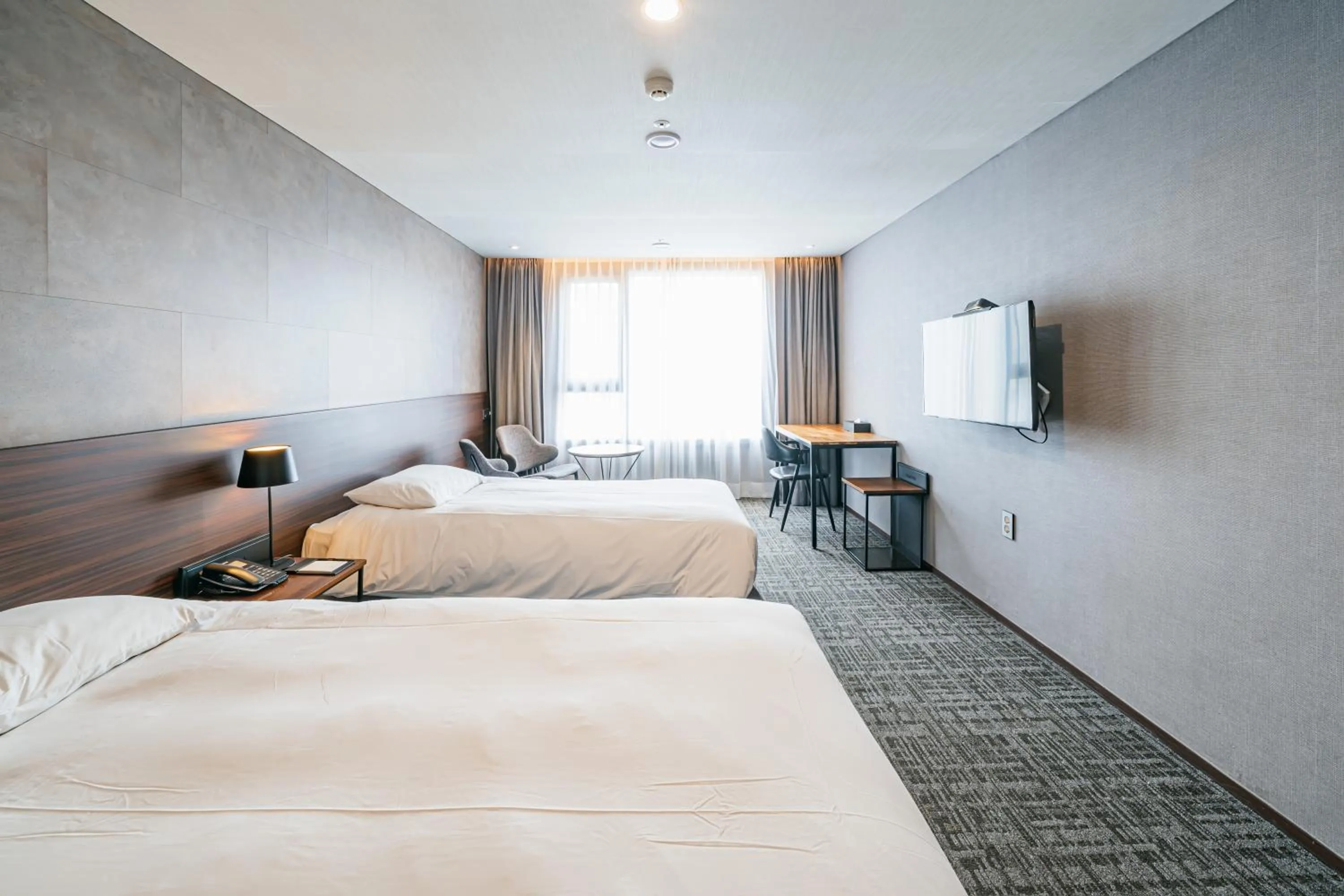 Bed in Hotel With City