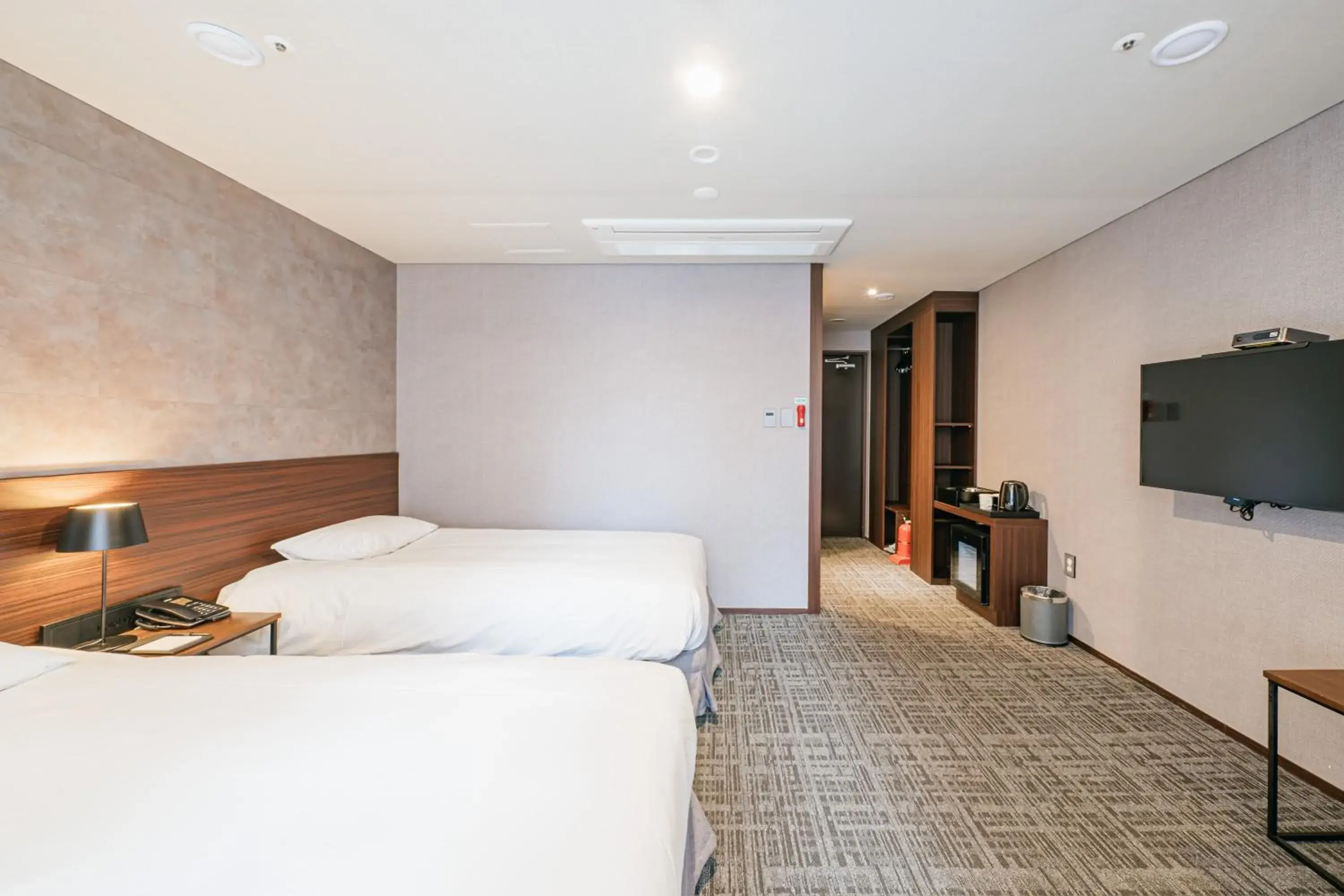 Photo of the whole room, Bed in Hotel With City Photo of the whole room, Bed in Hotel With City