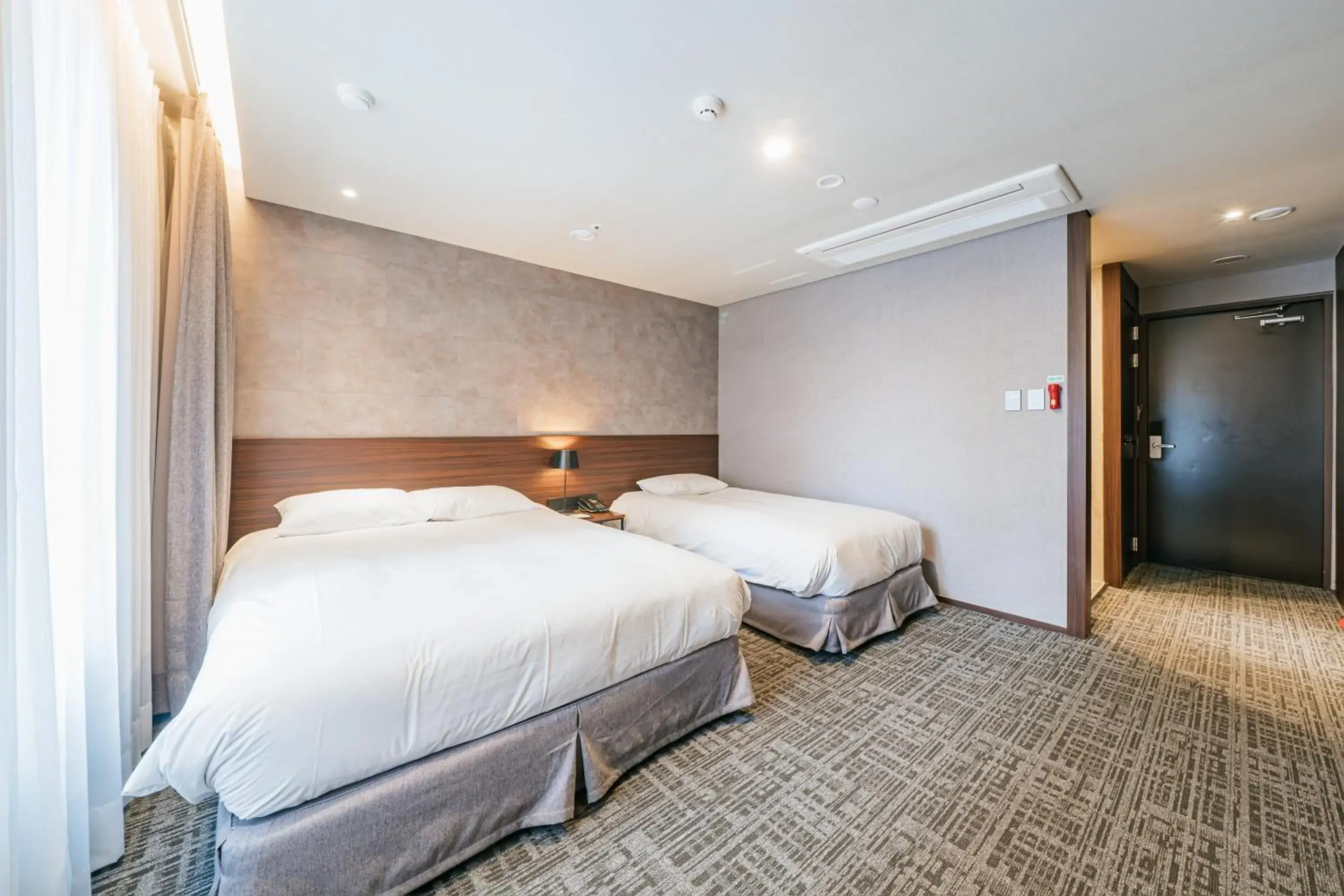 Photo of the whole room, Bed in Hotel With City Photo of the whole room, Bed in Hotel With City