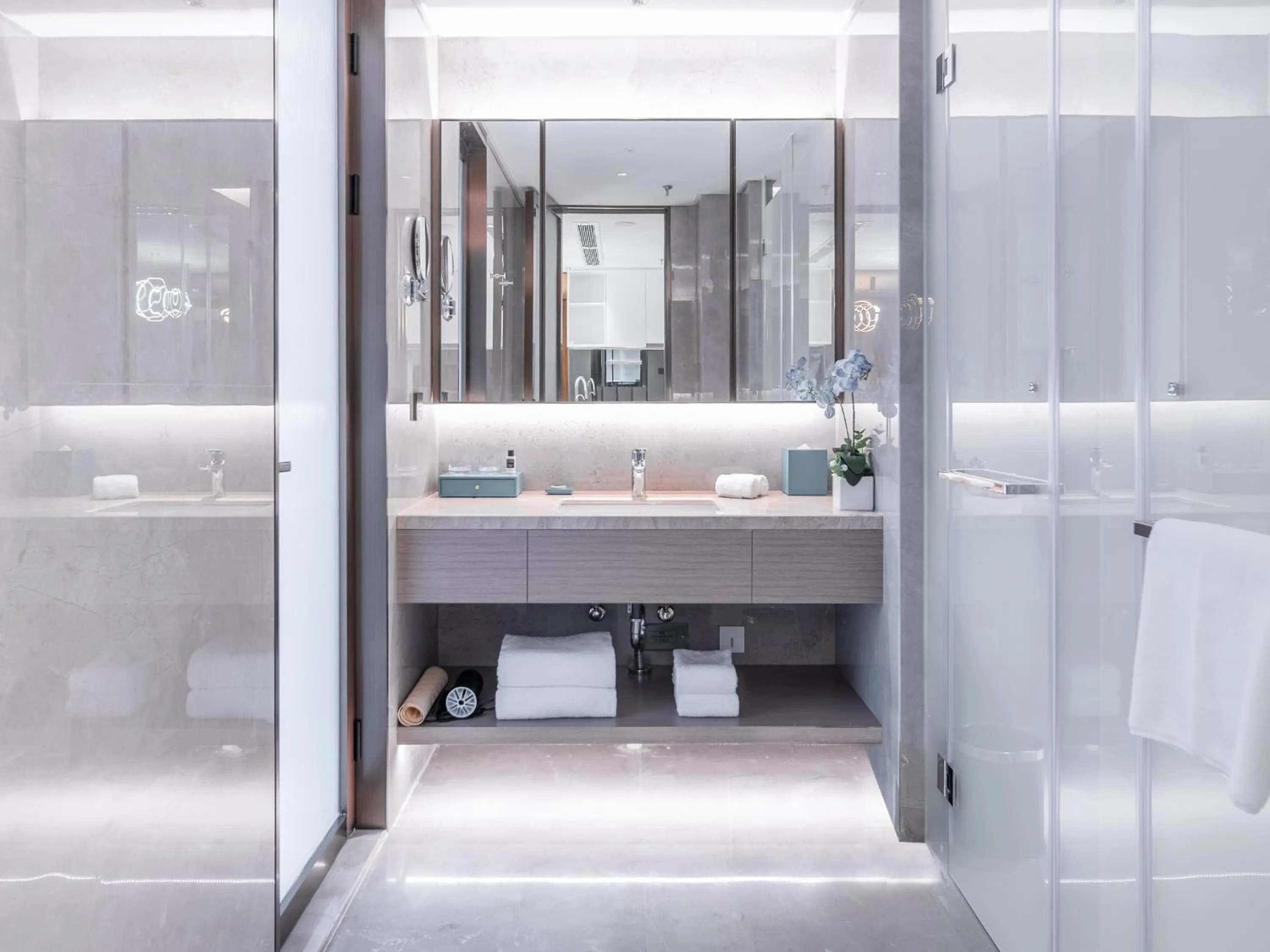 Bathroom in Oaks Chengdu at Cultural Heritage Park