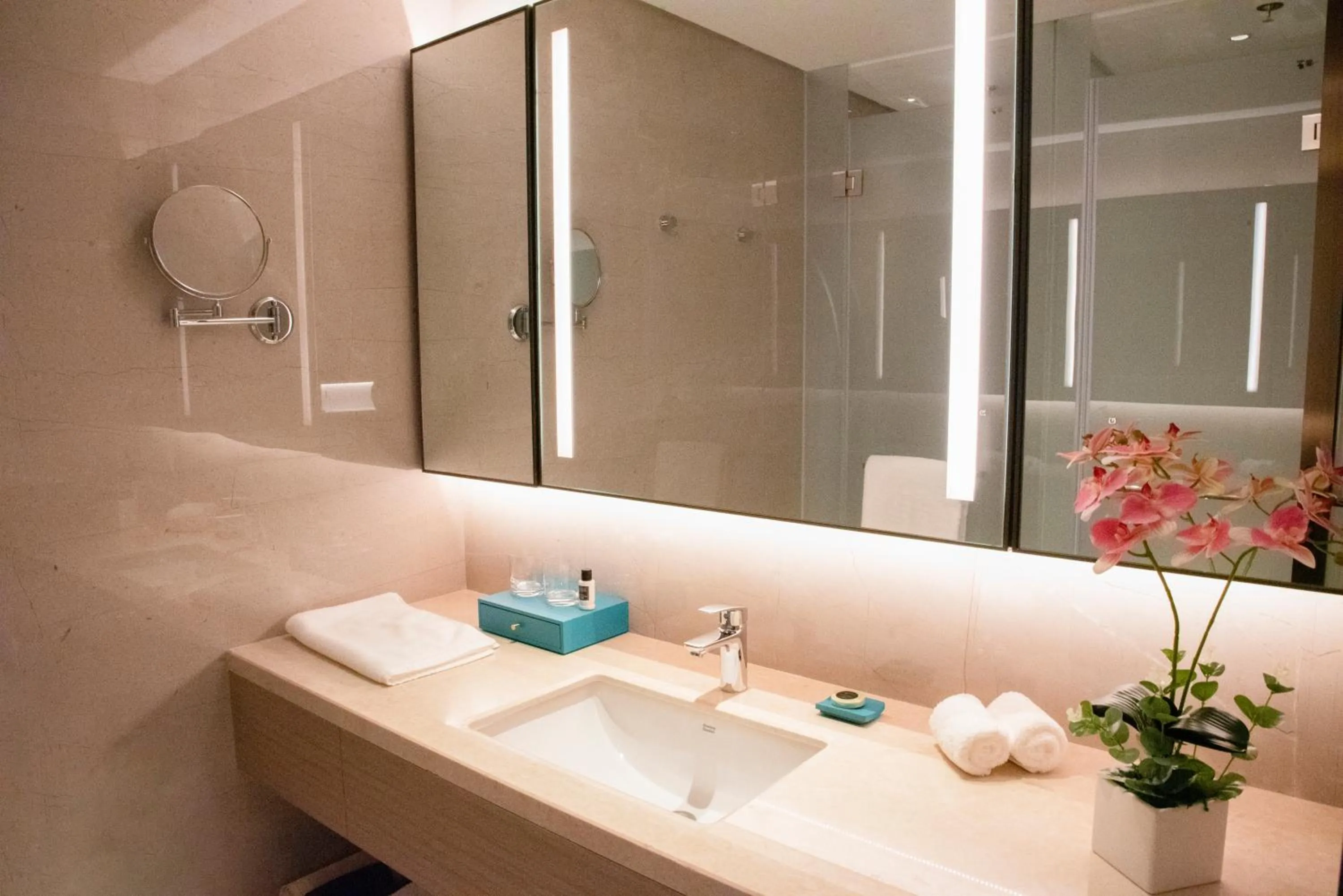 Bathroom in Oaks Chengdu at Cultural Heritage Park