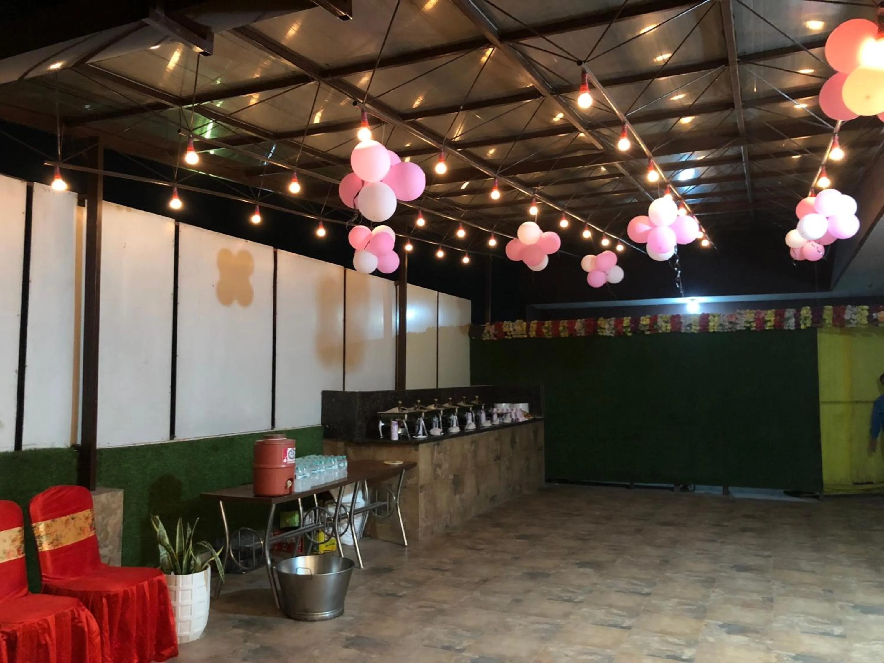 Restaurant/places to eat in Hotel Royal Galaxy