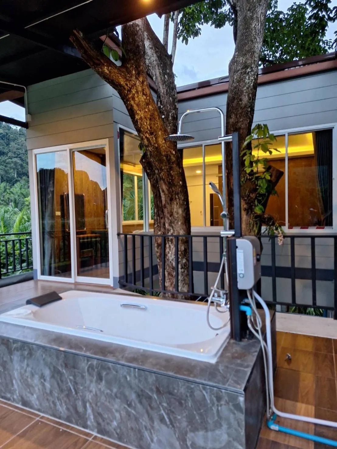 Shower in Phu Siab Mhok@KhaoSok