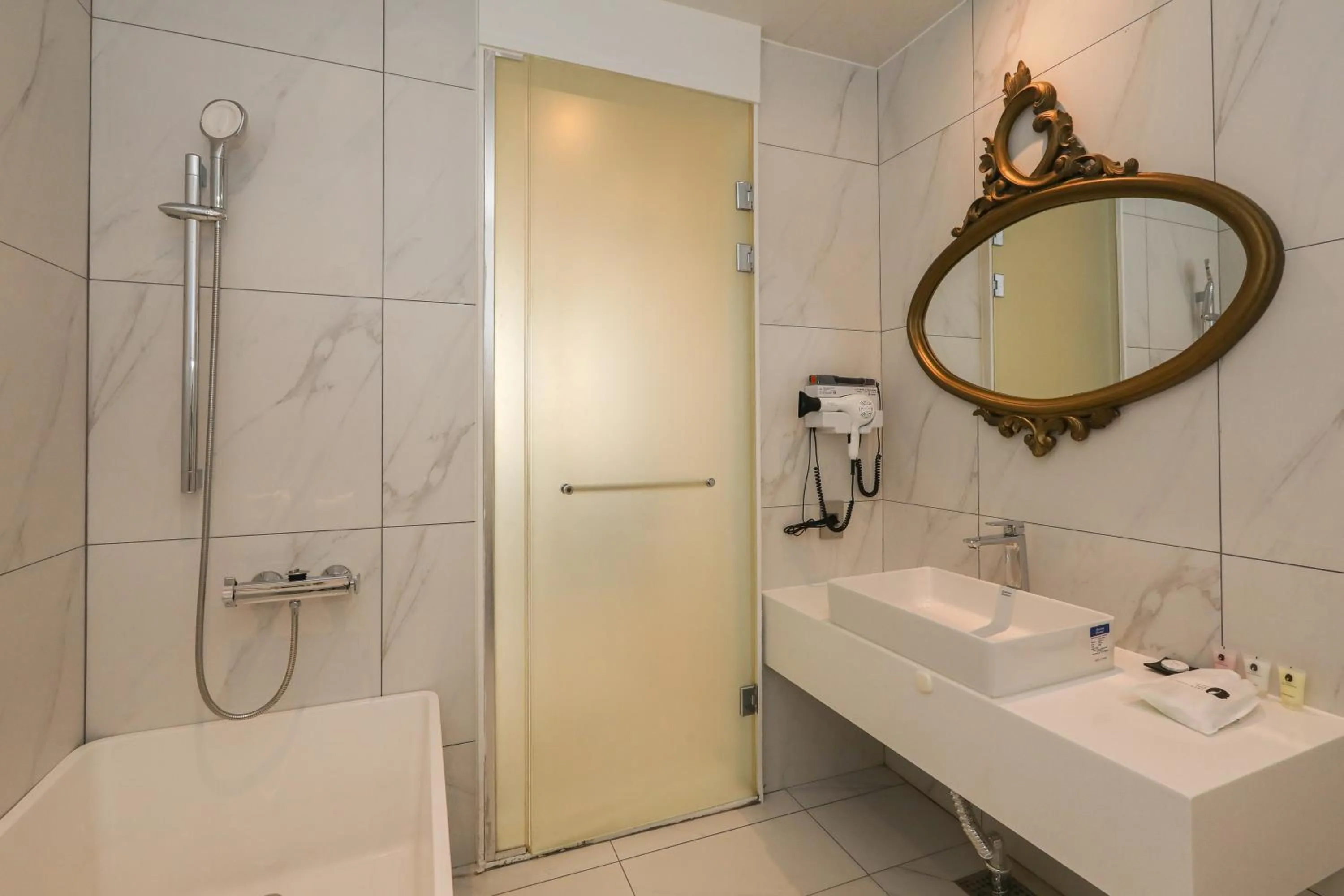 Bathroom in Hotel The Designers Hongdae