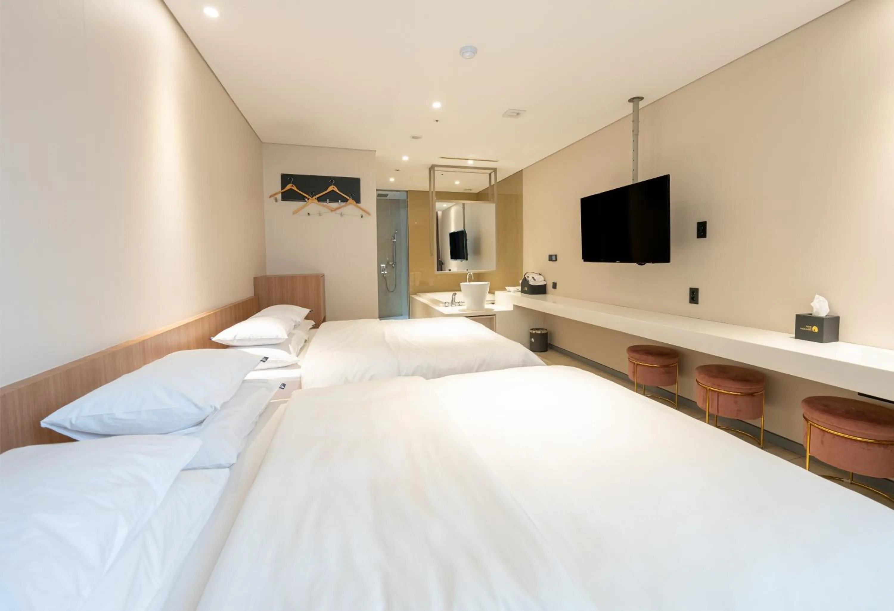 Communal lounge/ TV room, Bed in Hotel The Designers Hongdae