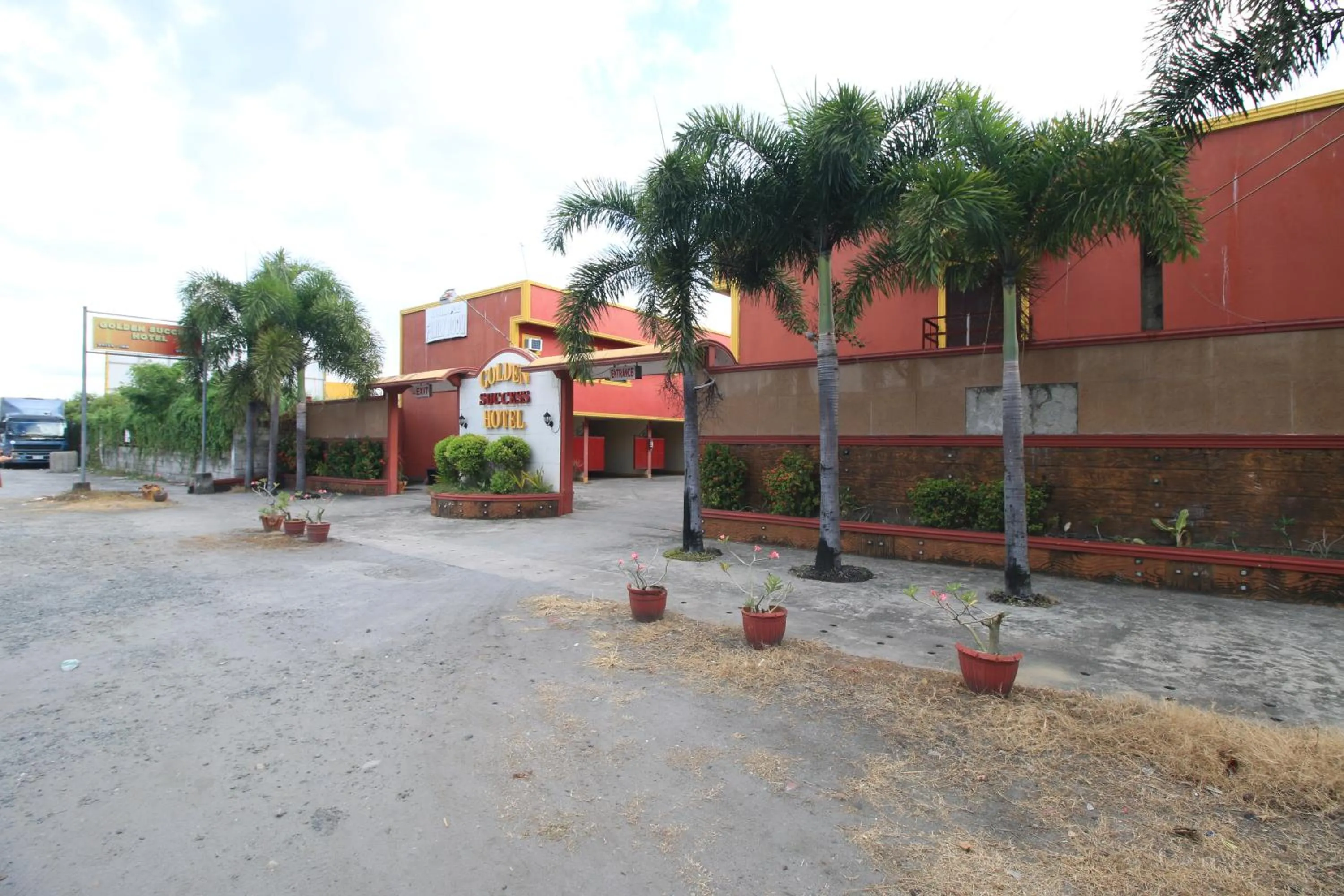 Property building in Golden Success Hotel I by RedDoorz