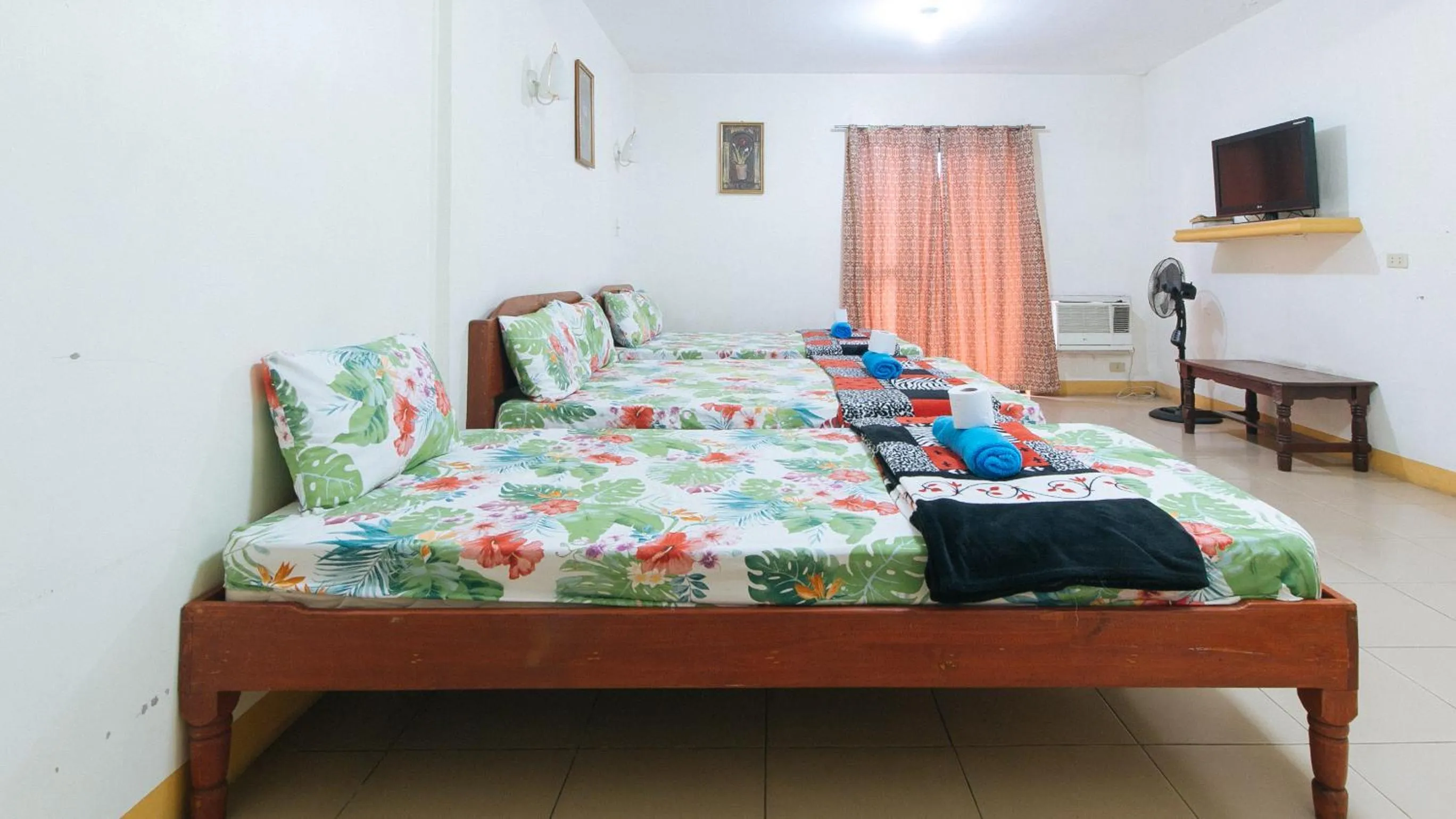 Bed in Golden Success Hotel I by RedDoorz