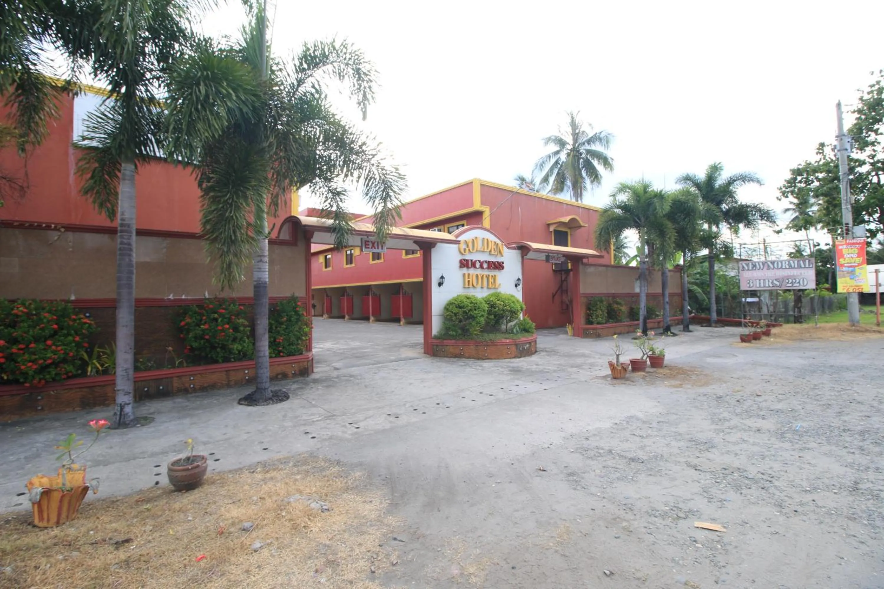 Property building in Golden Success Hotel I by RedDoorz