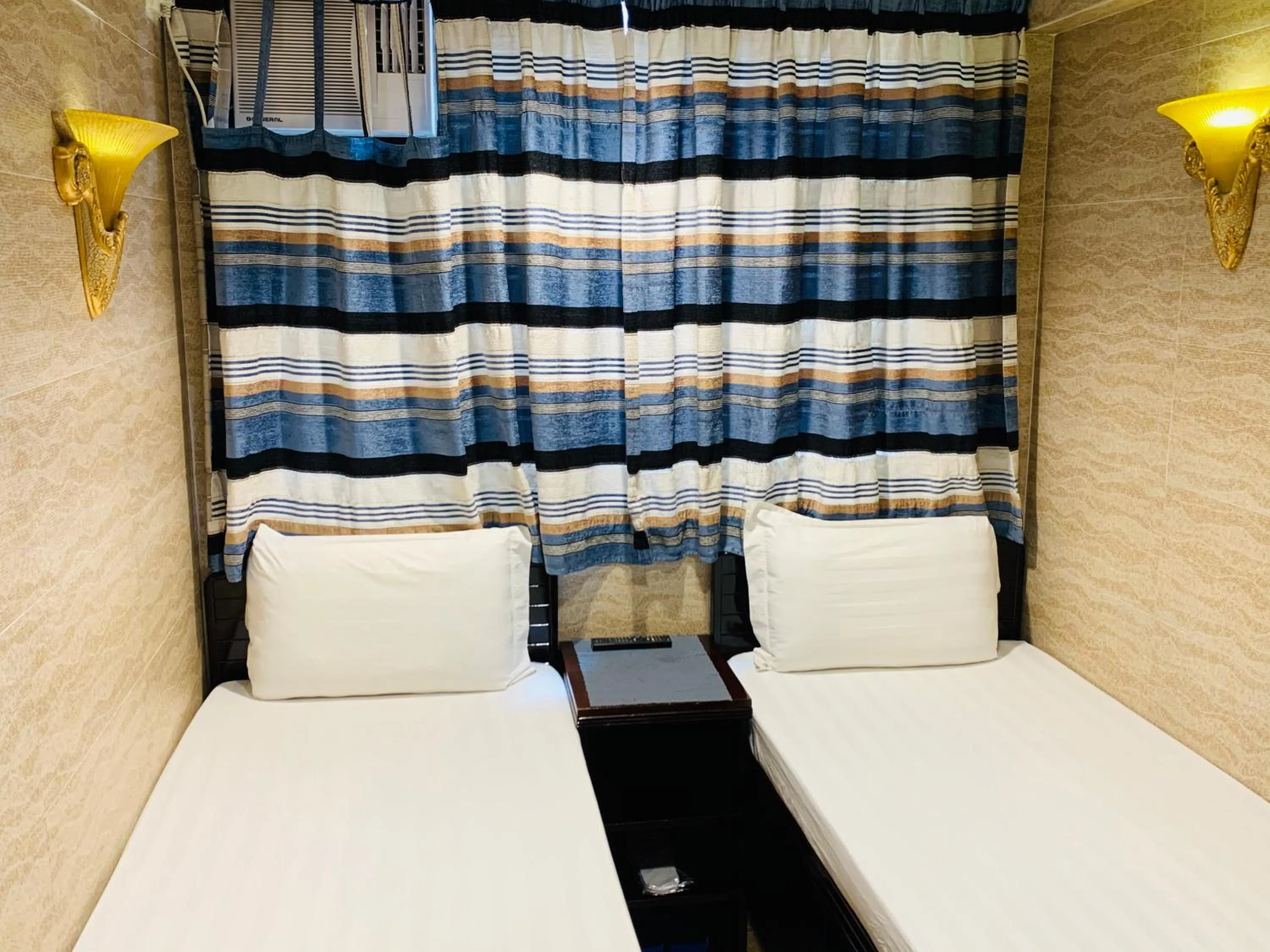 Photo of the whole room, Bed in Sleep Inn