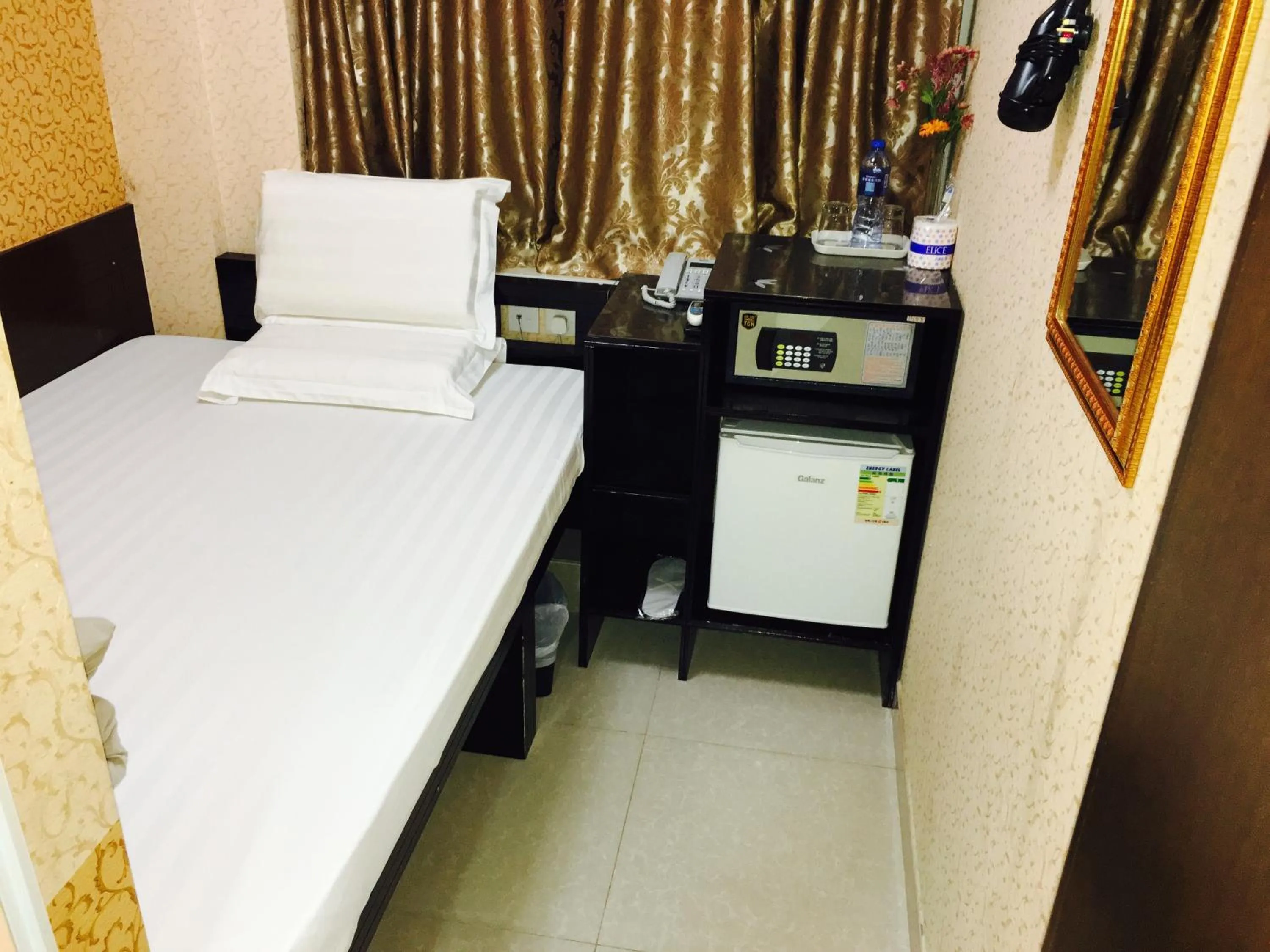 Photo of the whole room, Bed in Sleep Inn