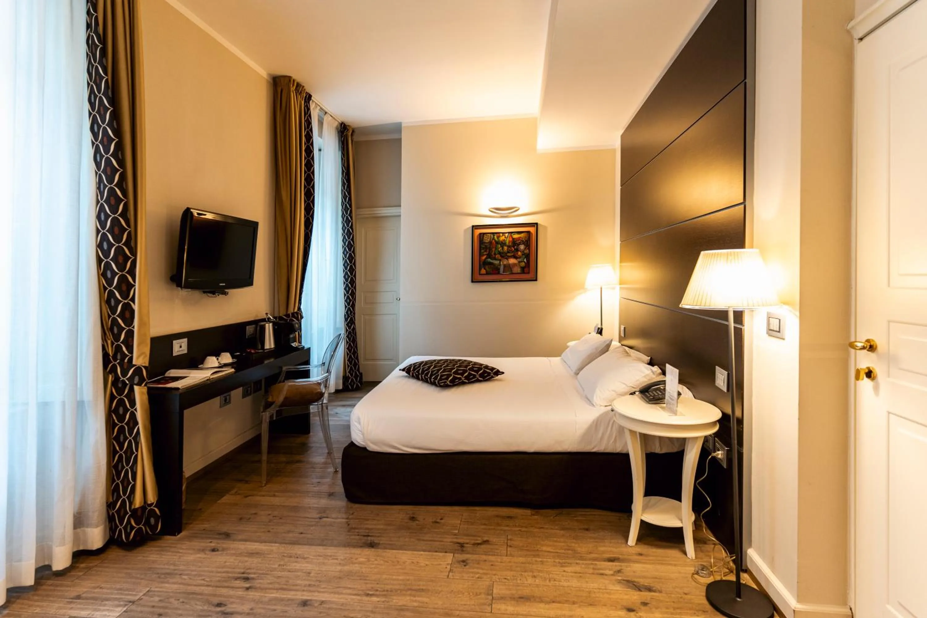 Bed in TownHouse 33 Boutique Hotel