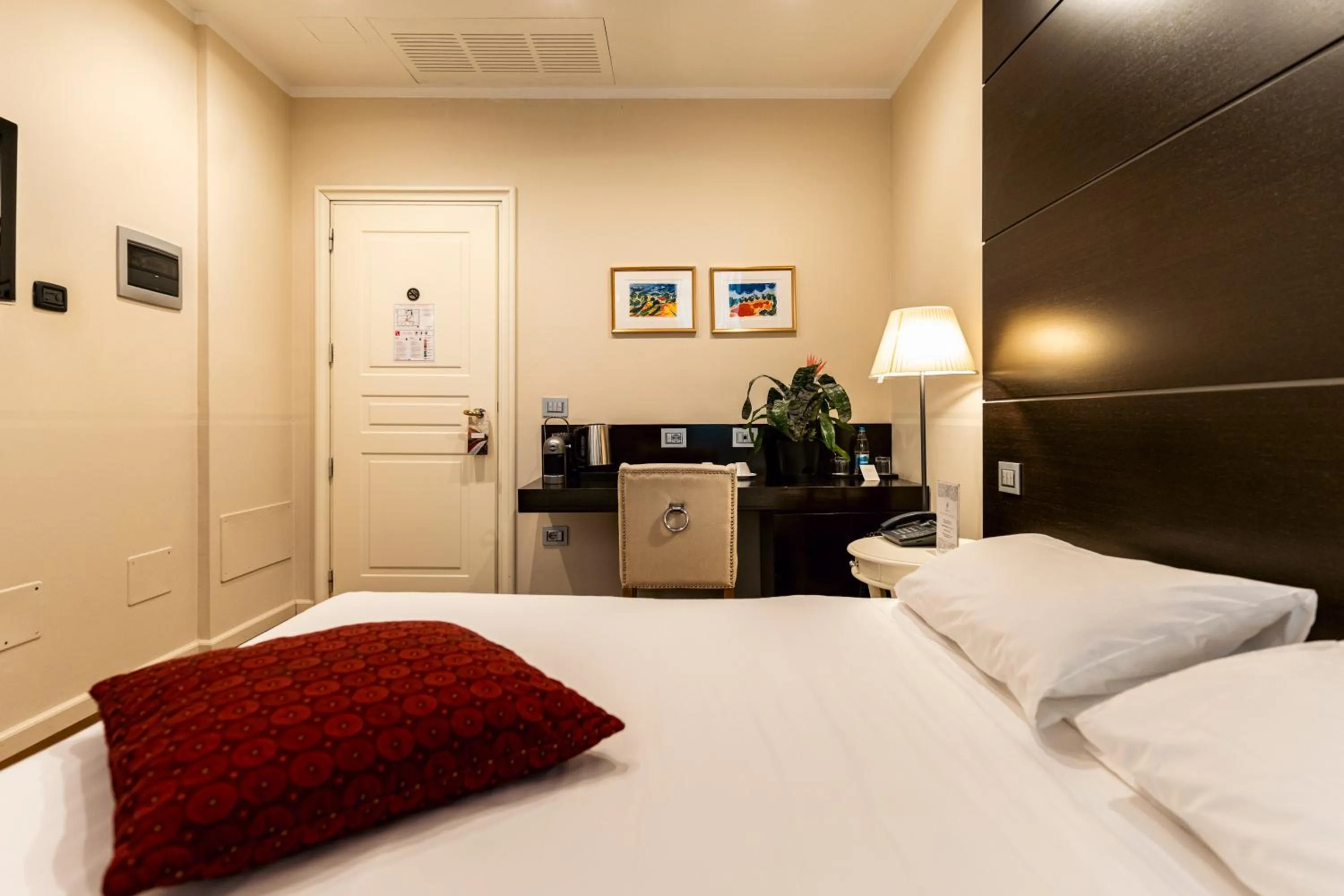 Bed in TownHouse 33 Boutique Hotel