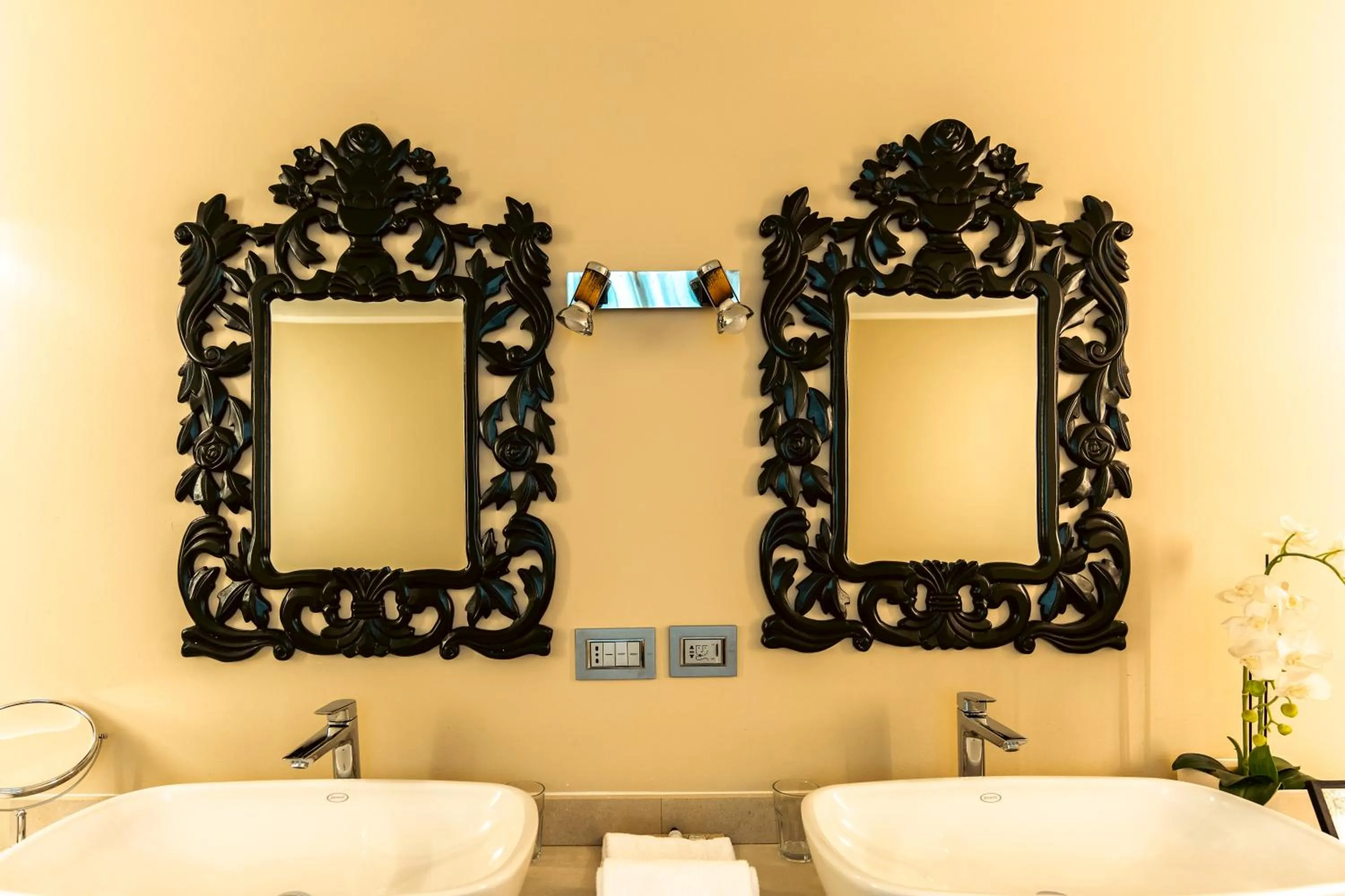 Toilet in TownHouse 33 Boutique Hotel