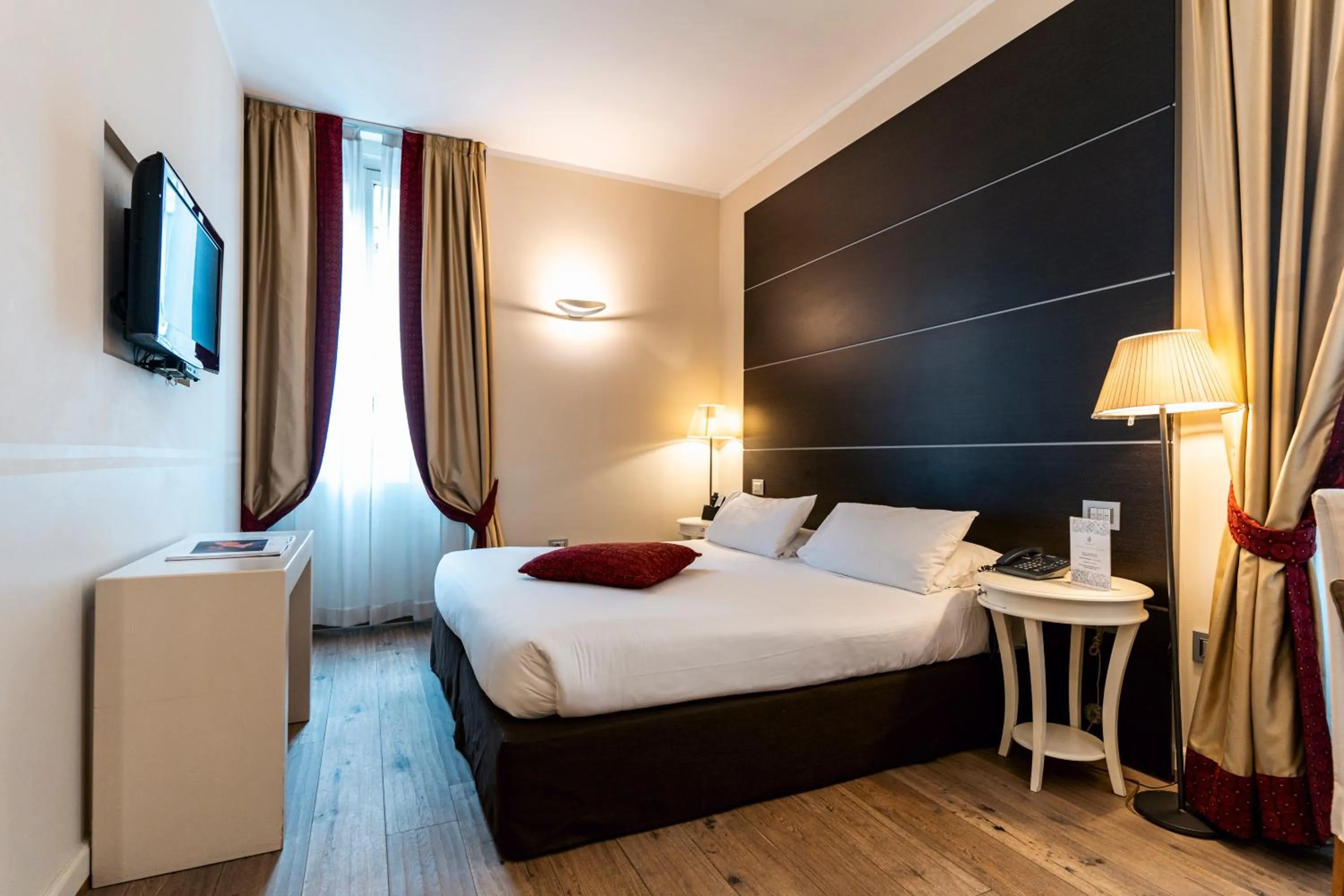 Bed in TownHouse 33 Boutique Hotel