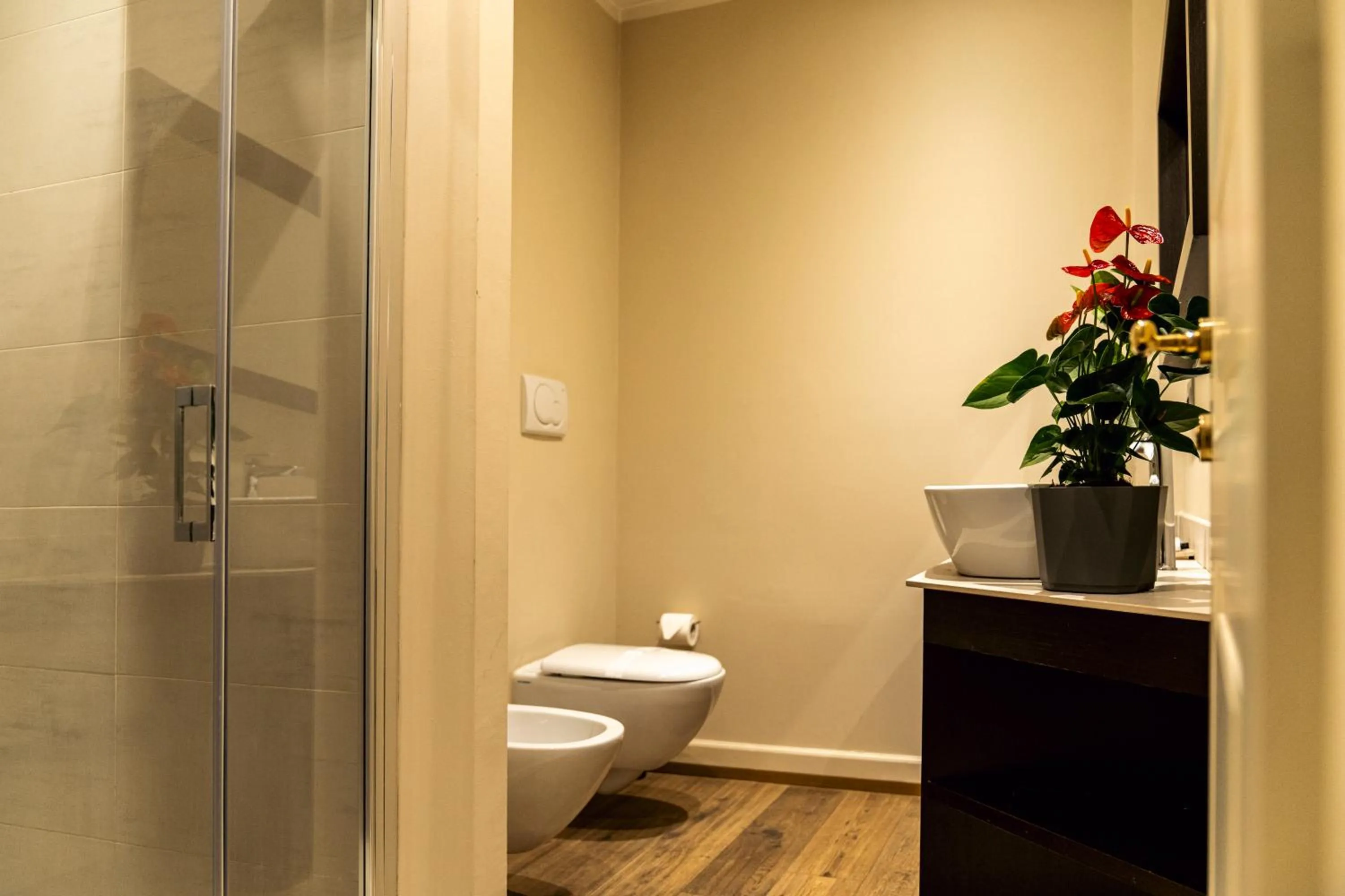 Toilet in TownHouse 33 Boutique Hotel